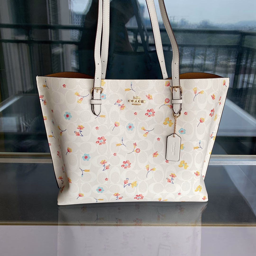 City Tote latest model floral ^_^ Tote buckle design extremely light weight all classic color matching delicate workmanship, leather edging greatly improved durability! Huge capacity, the best choice for commuter bag! Classic color matching, never out of date A small pocket is added inside, small items can be placed inside