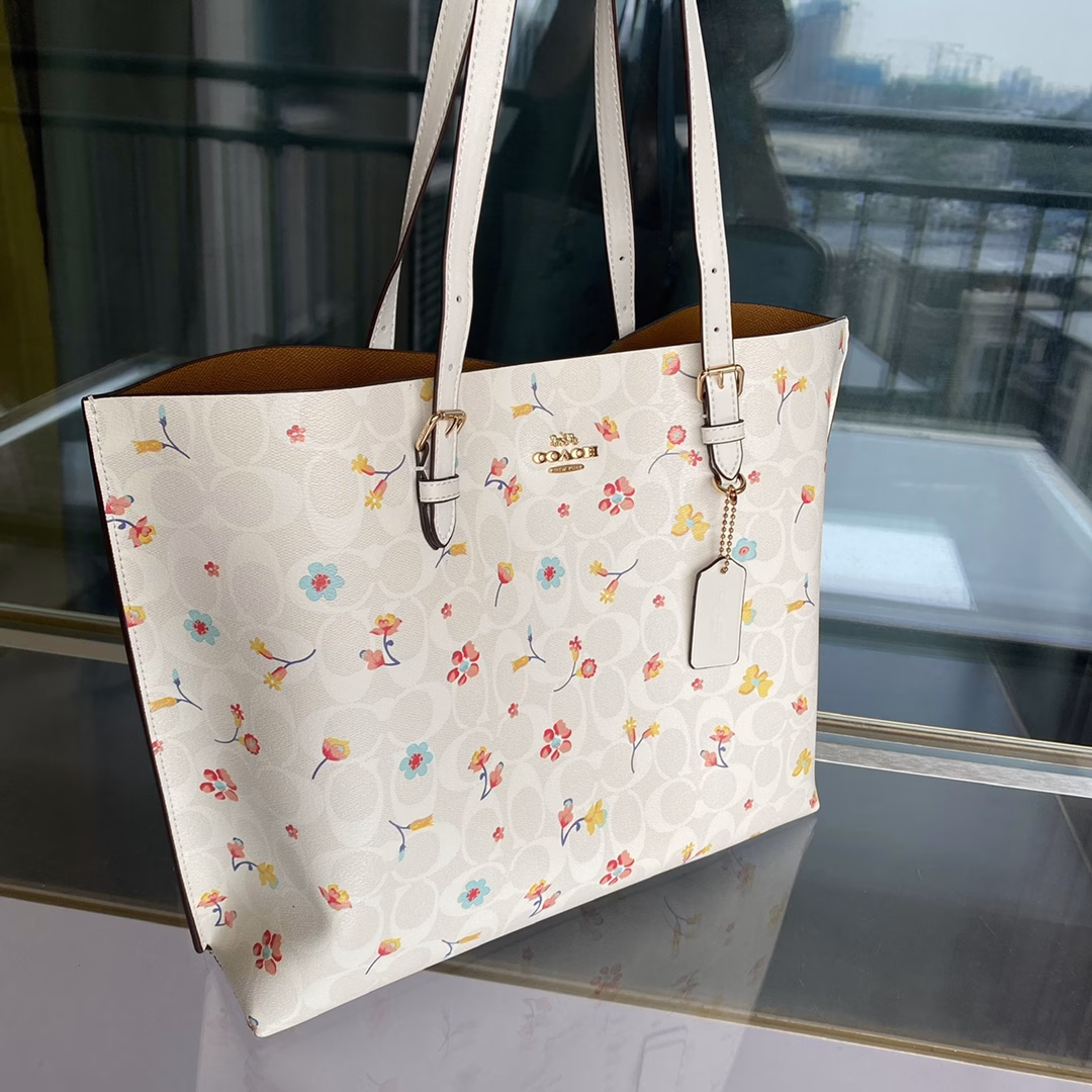City Tote latest model floral ^_^ Tote buckle design extremely light weight all classic color matching delicate workmanship, leather edging greatly improved durability! Huge capacity, the best choice for commuter bag! Classic color matching, never out of date A small pocket is added inside, small items can be placed inside