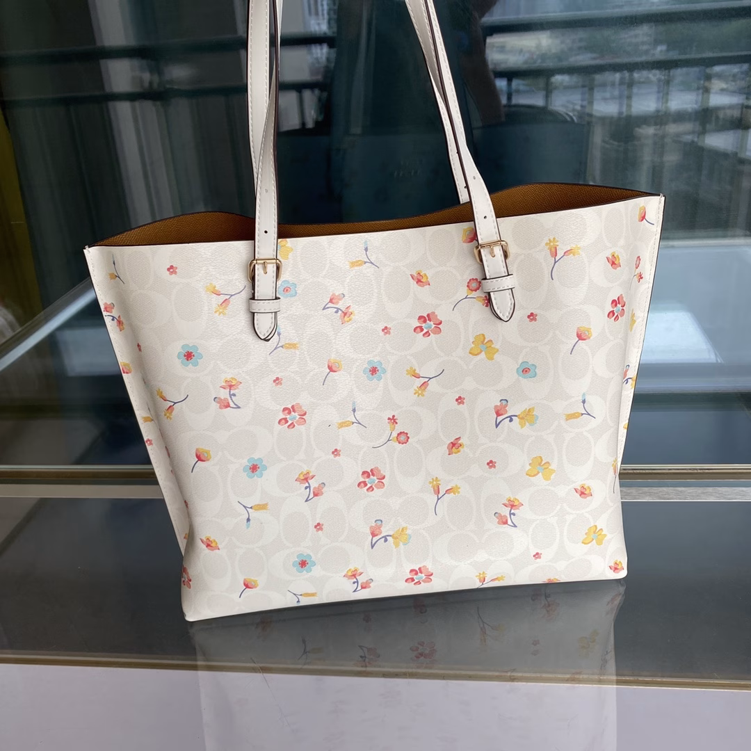 City Tote latest model floral ^_^ Tote buckle design extremely light weight all classic color matching delicate workmanship, leather edging greatly improved durability! Huge capacity, the best choice for commuter bag! Classic color matching, never out of date A small pocket is added inside, small items can be placed inside