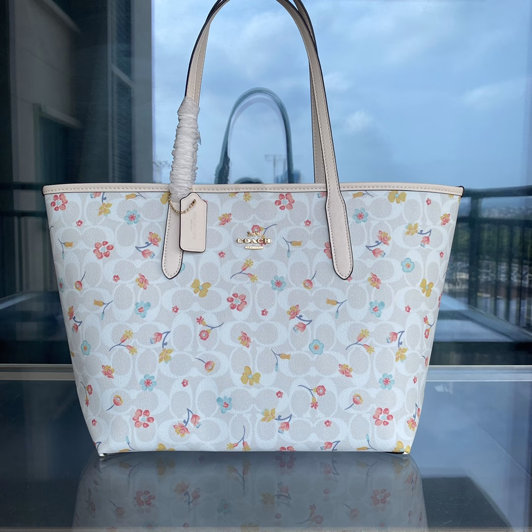 City Tote latest model floral ^_^ Tote buckle design extremely light weight all classic color matching delicate workmanship, leather edging greatly improved durability! Huge capacity, the best choice for commuter bag! Classic color matching, never out of date A small pocket is added inside, small items can be placed inside