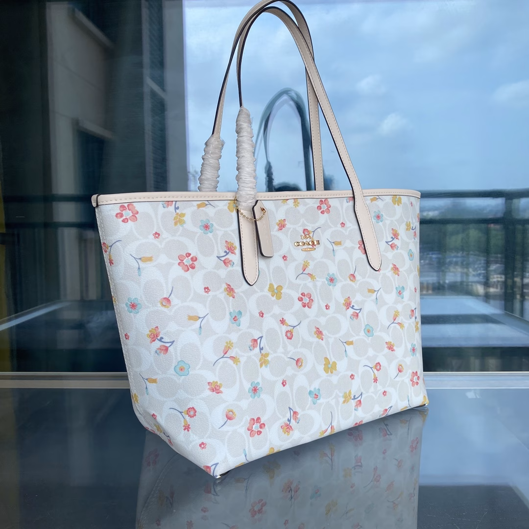 City Tote latest model floral ^_^ Tote buckle design extremely light weight all classic color matching delicate workmanship, leather edging greatly improved durability! Huge capacity, the best choice for commuter bag! Classic color matching, never out of date A small pocket is added inside, small items can be placed inside