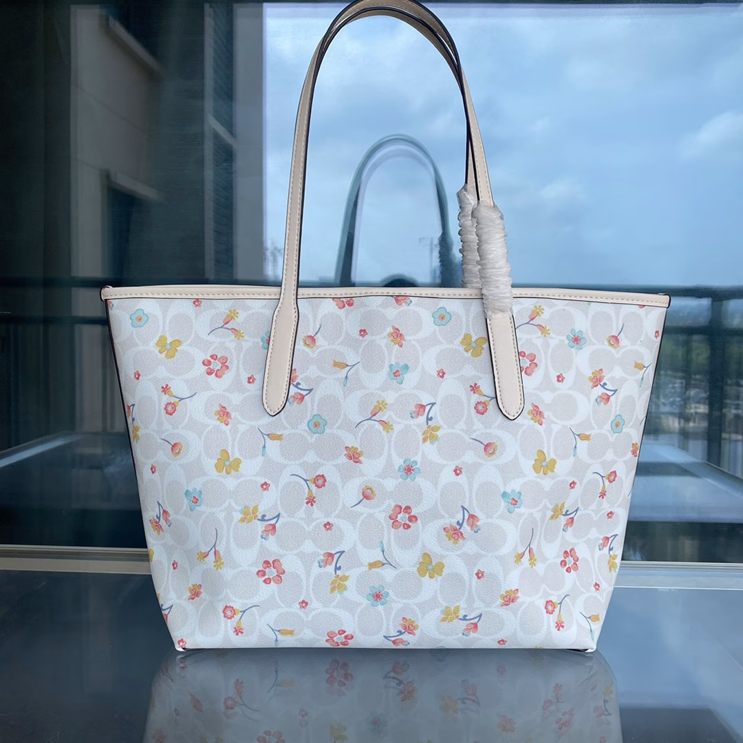 City Tote latest model floral ^_^ Tote buckle design extremely light weight all classic color matching delicate workmanship, leather edging greatly improved durability! Huge capacity, the best choice for commuter bag! Classic color matching, never out of date A small pocket is added inside, small items can be placed inside