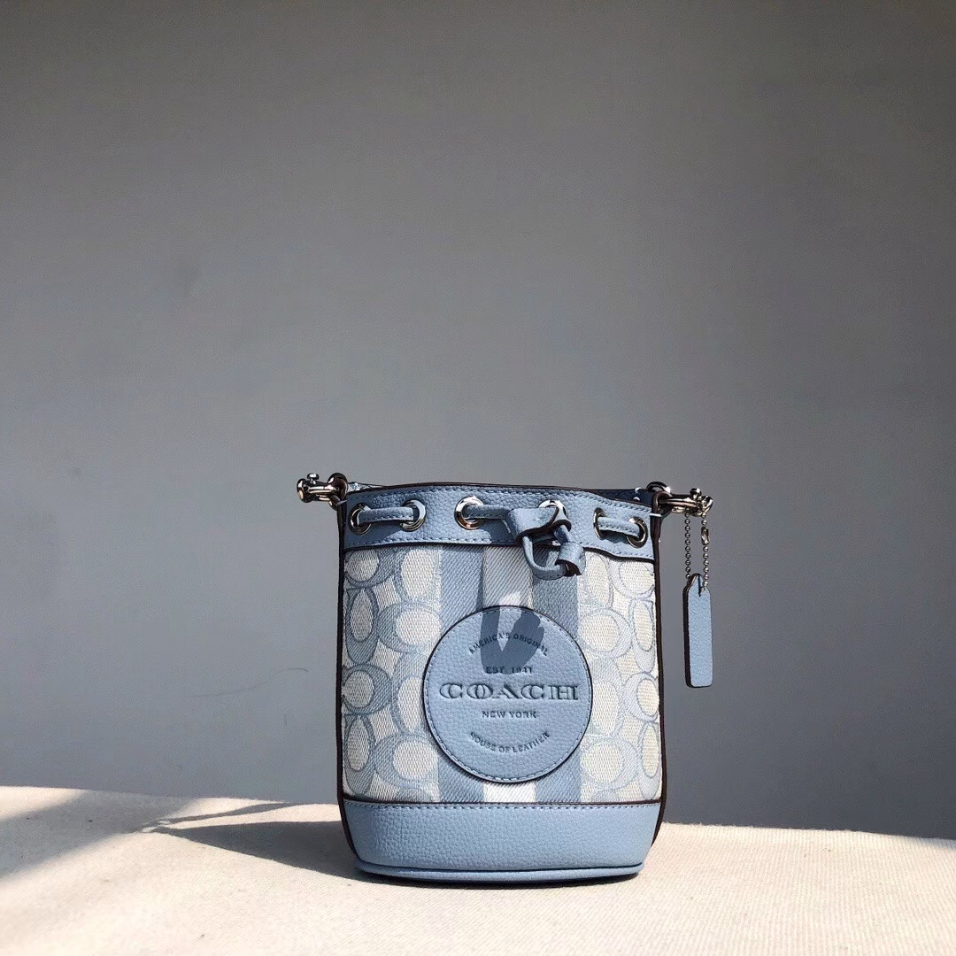 Coach's latest mini macaron-colored bucket has a beautiful color. It's very small and can hold small essential items. This size is suitable for spring and summer wear. It's cute and playful when worn on the back. It's super cute. The shoulder straps can be removed and you can wear it as you like.
