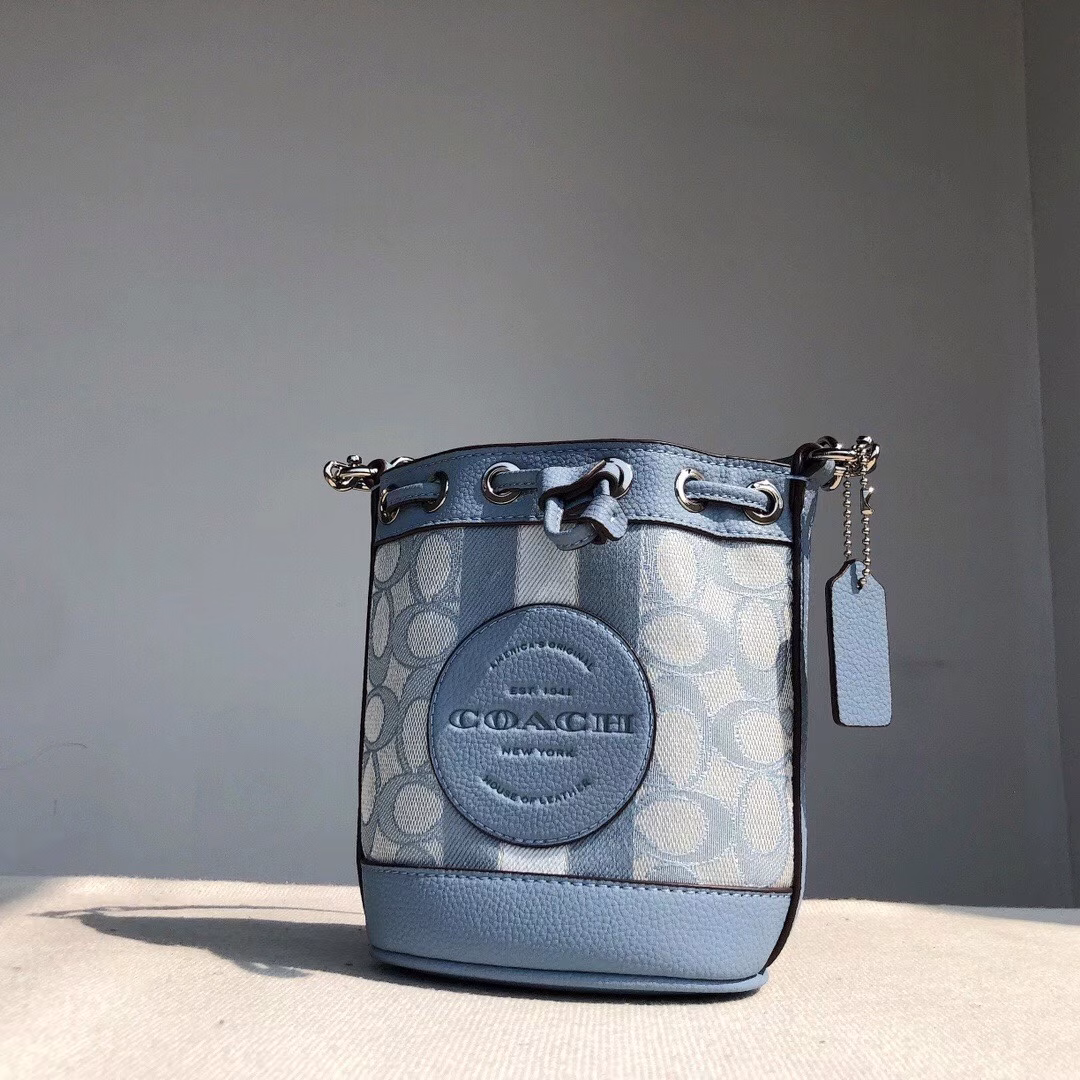 Coach's latest mini macaron-colored bucket has a beautiful color. It's very small and can hold small essential items. This size is suitable for spring and summer wear. It's cute and playful when worn on the back. It's super cute. The shoulder straps can be removed and you can wear it as you like.