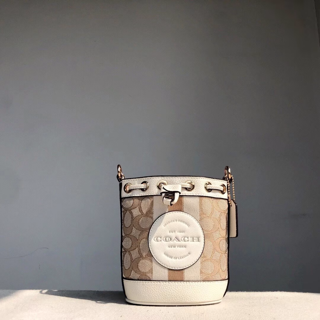 Coach's latest mini macaron-colored bucket has a beautiful color. It's very small and can hold small essential items. This size is suitable for spring and summer wear. It's cute and playful when worn on the back. It's super cute. The shoulder straps can be removed and you can wear it as you like.