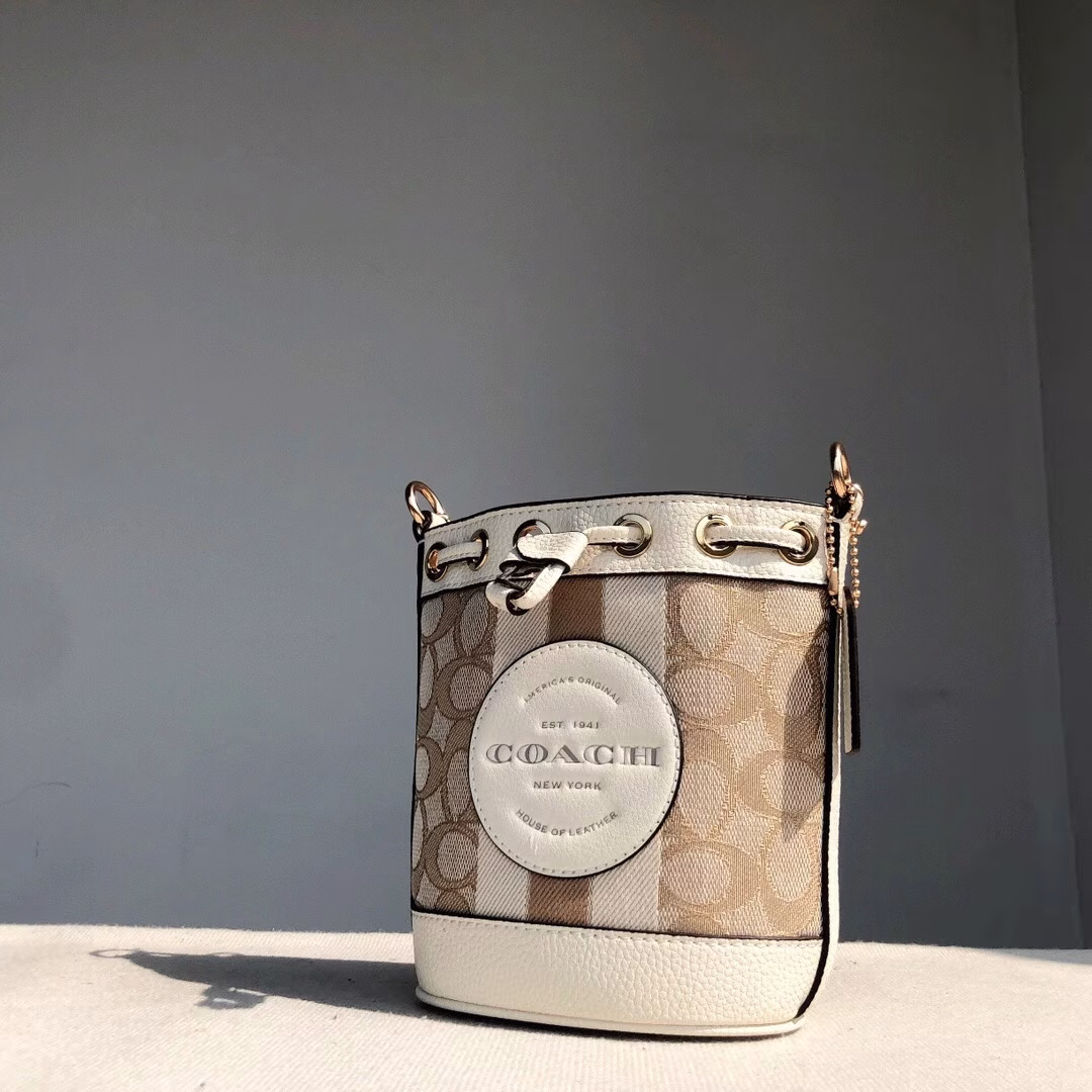 Coach's latest mini macaron-colored bucket has a beautiful color. It's very small and can hold small essential items. This size is suitable for spring and summer wear. It's cute and playful when worn on the back. It's super cute. The shoulder straps can be removed and you can wear it as you like.