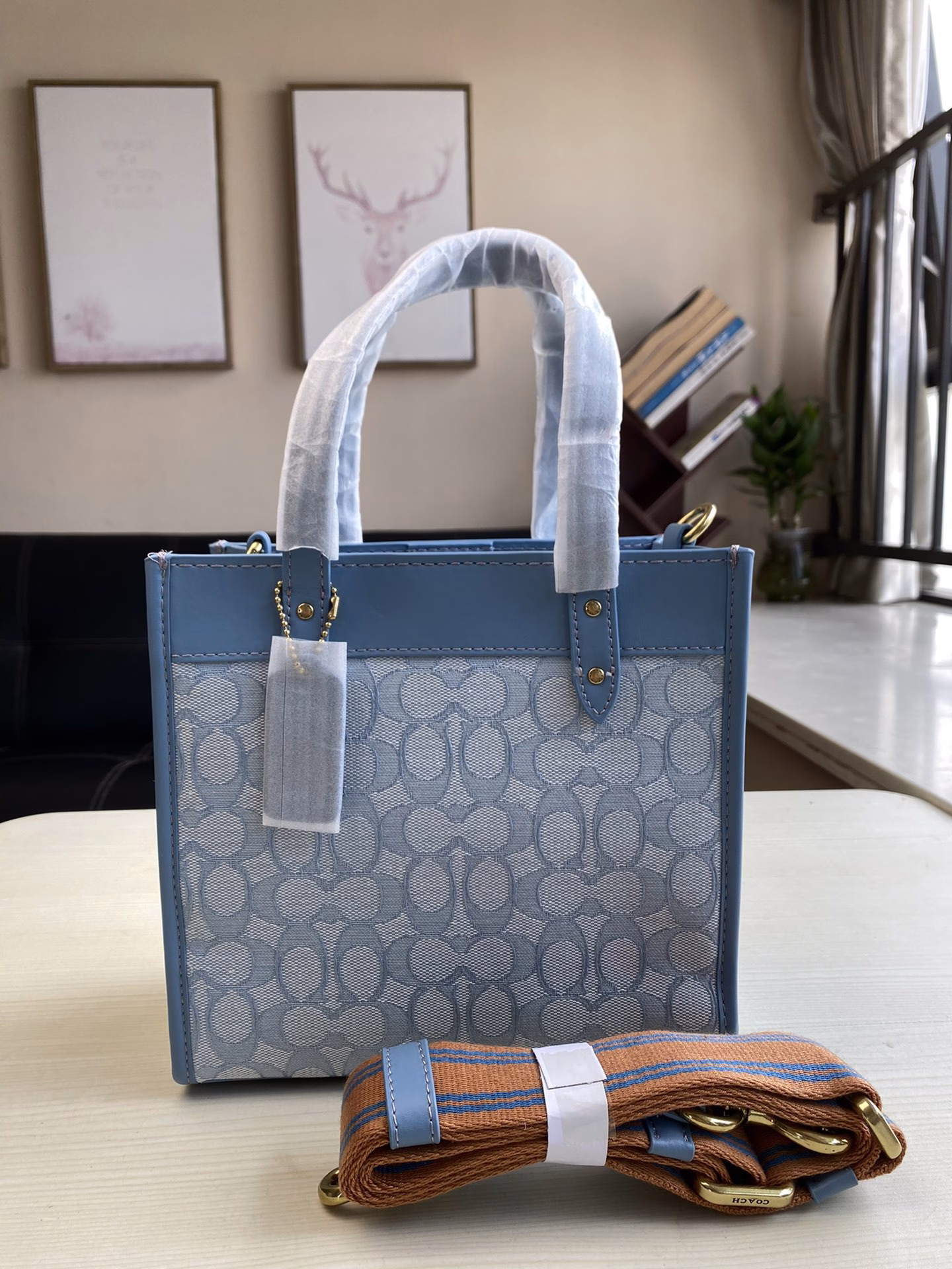 New C. C. classic jacquard FIELD 22 tote bag is small and can hold a lot of things. The material is light and comfortable. It also uses classic leather edging. The overall texture of the bag is really nice. It is very cost-effective.