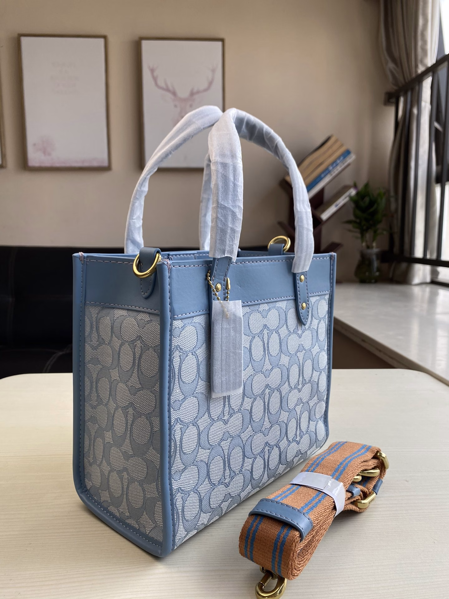 New C. C. classic jacquard FIELD 22 tote bag is small and can hold a lot of things. The material is light and comfortable. It also uses classic leather edging. The overall texture of the bag is really nice. It is very cost-effective.