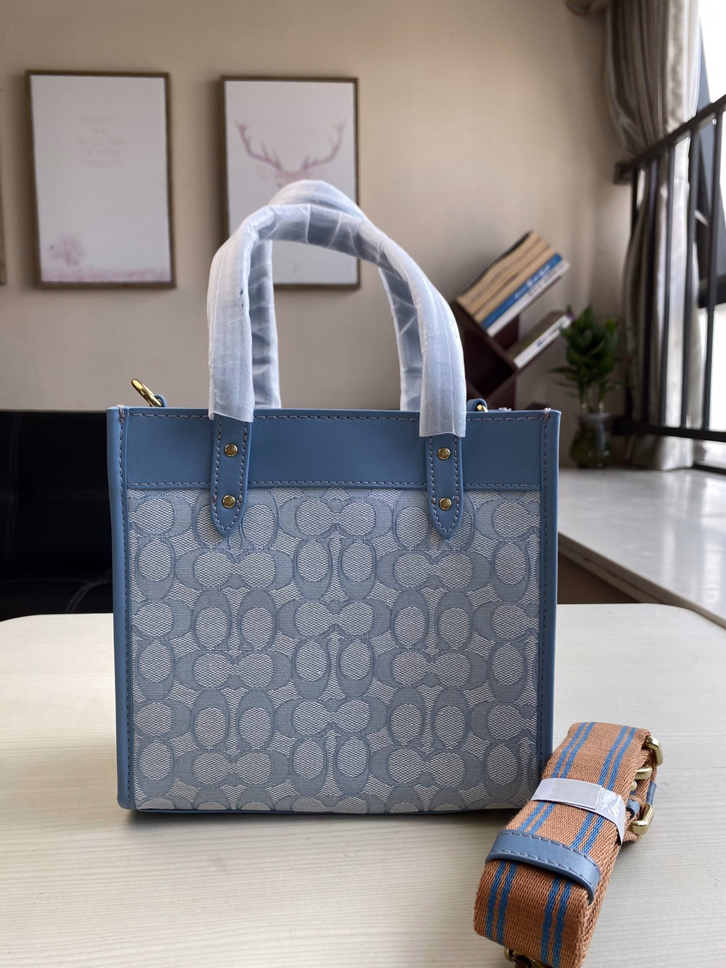 New C. C. classic jacquard FIELD 22 tote bag is small and can hold a lot of things. The material is light and comfortable. It also uses classic leather edging. The overall texture of the bag is really nice. It is very cost-effective.