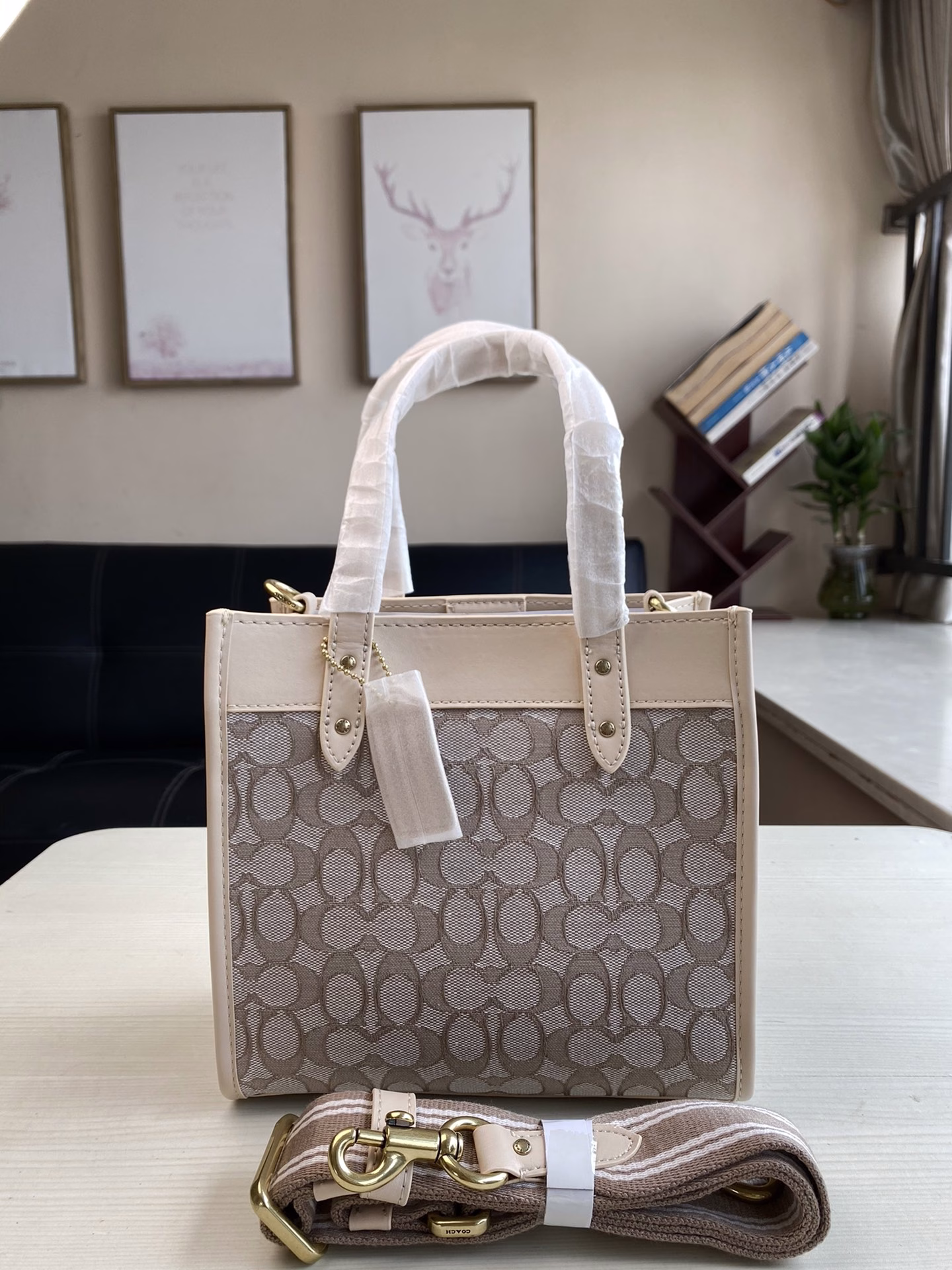 New C. C. classic jacquard FIELD 22 tote bag is small and can hold a lot of things. The material is light and comfortable. It also uses classic leather edging. The overall texture of the bag is really nice. It is very cost-effective.