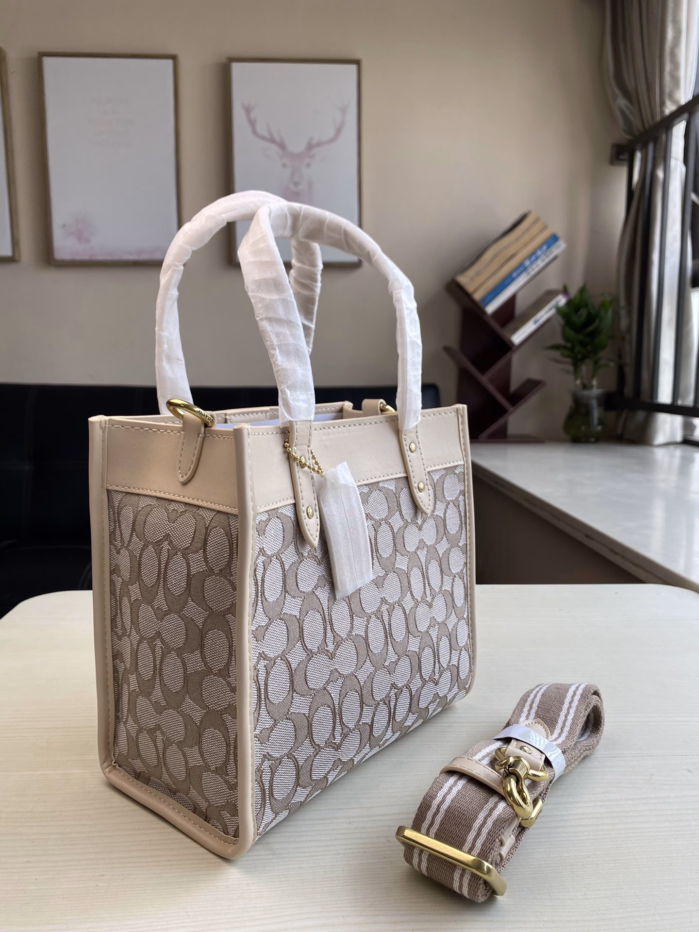New C. C. classic jacquard FIELD 22 tote bag is small and can hold a lot of things. The material is light and comfortable. It also uses classic leather edging. The overall texture of the bag is really nice. It is very cost-effective.