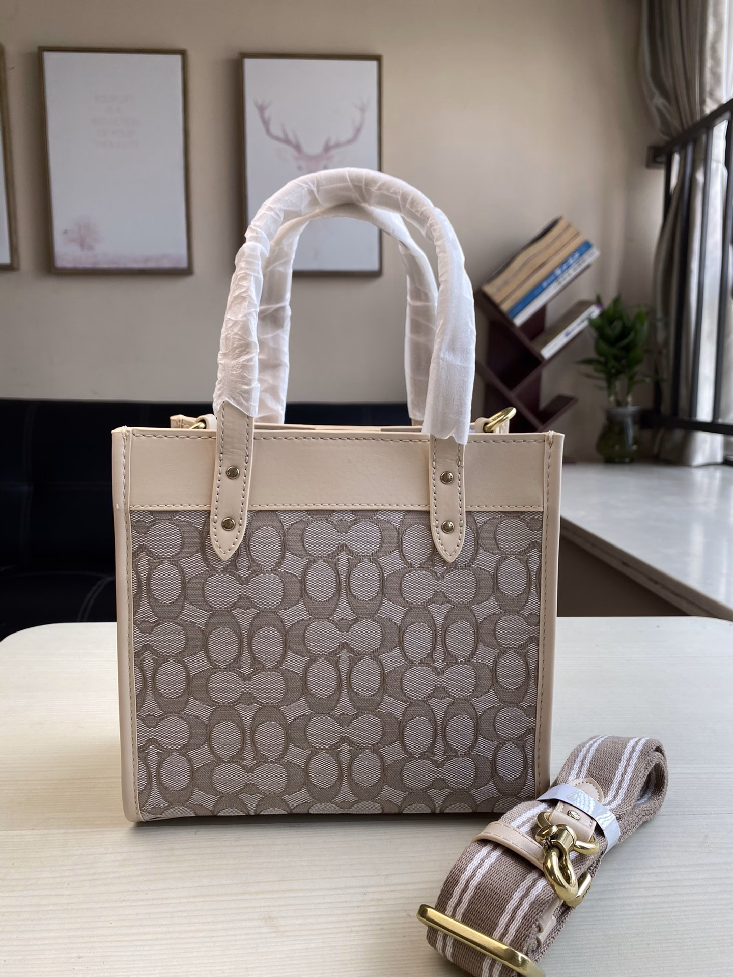 New C. C. classic jacquard FIELD 22 tote bag is small and can hold a lot of things. The material is light and comfortable. It also uses classic leather edging. The overall texture of the bag is really nice. It is very cost-effective.