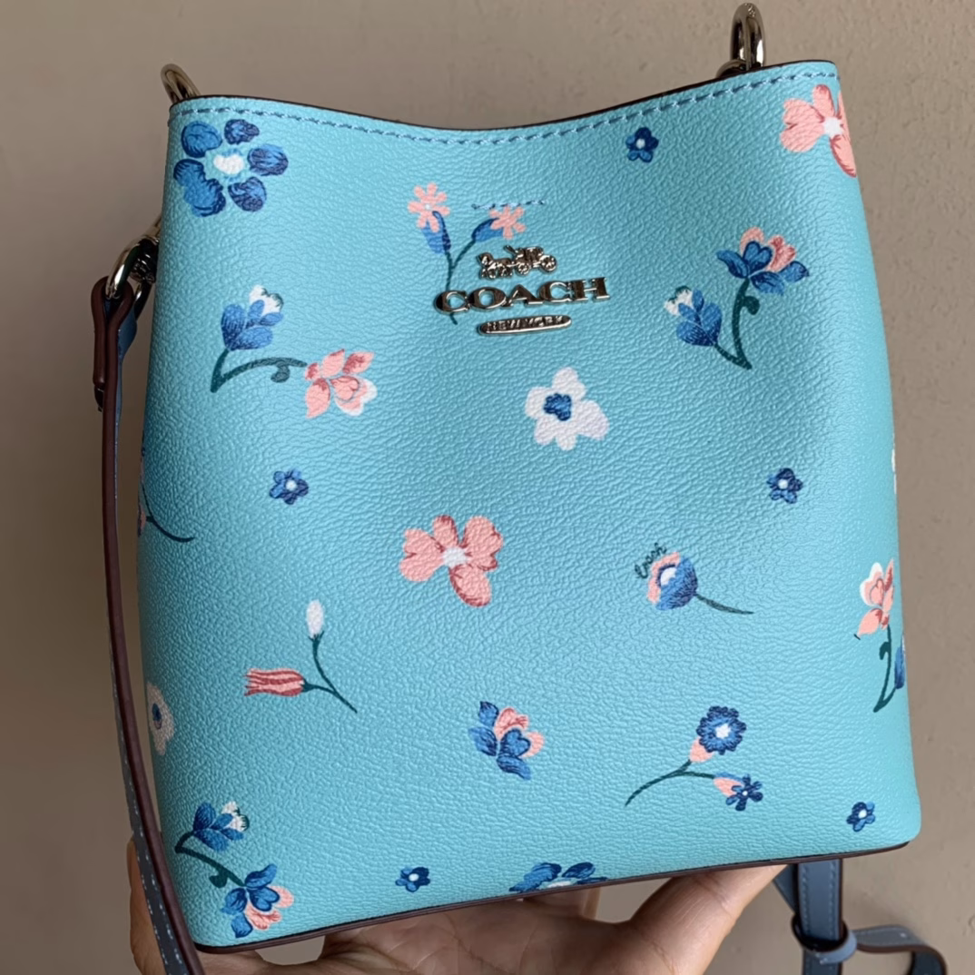 Coach Women's Town Universal Mini Bucket Can be worn crossbody Mysterious floral design is so cute! The appearance is outstanding! The mini size is very suitable for summer and can be worn in various styles, whether casual, ladylike or professional. Street shots and concave shapes are all very good
