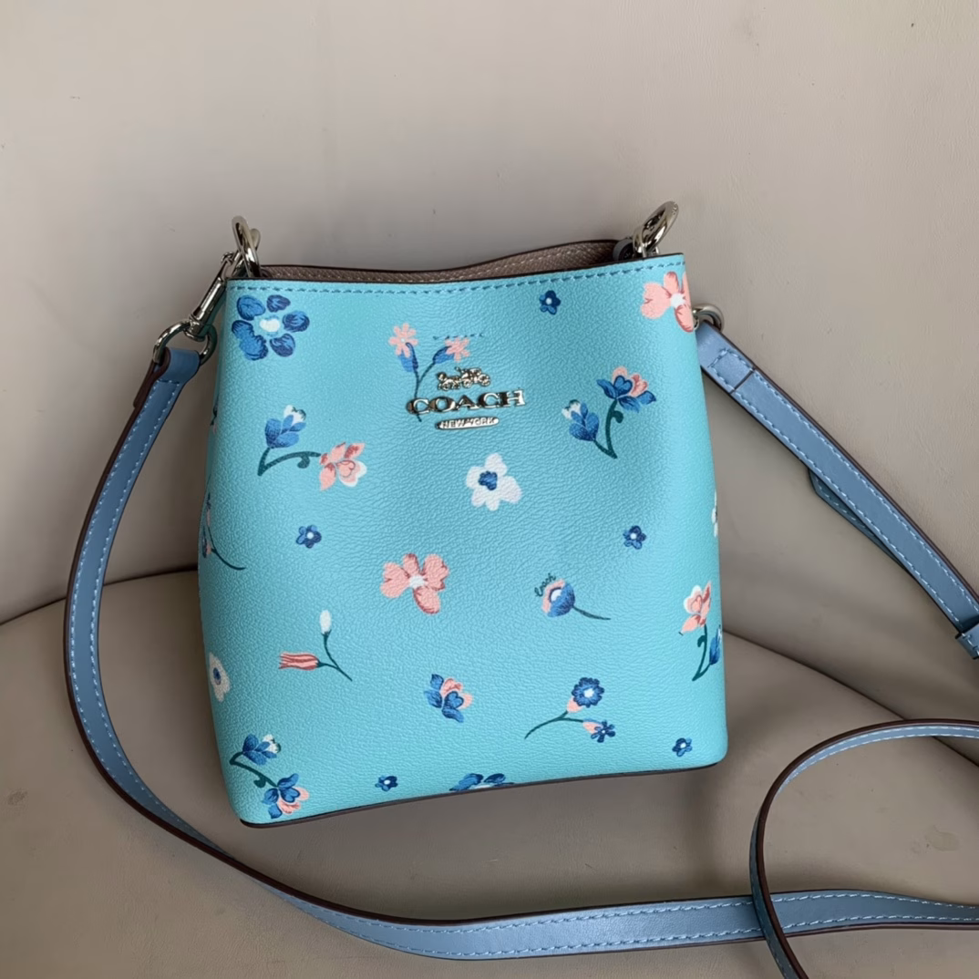 Coach Women's Town Universal Mini Bucket Can be worn crossbody Mysterious floral design is so cute! The appearance is outstanding! The mini size is very suitable for summer and can be worn in various styles, whether casual, ladylike or professional. Street shots and concave shapes are all very good