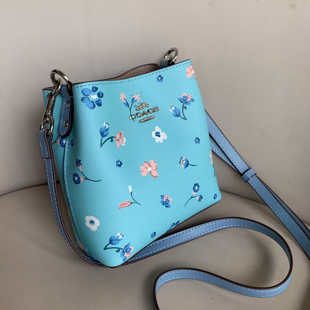 Coach Women's Town Universal Mini Bucket Can be worn crossbody Mysterious floral design is so cute! The appearance is outstanding! The mini size is very suitable for summer and can be worn in various styles, whether casual, ladylike or professional. Street shots and concave shapes are all very good