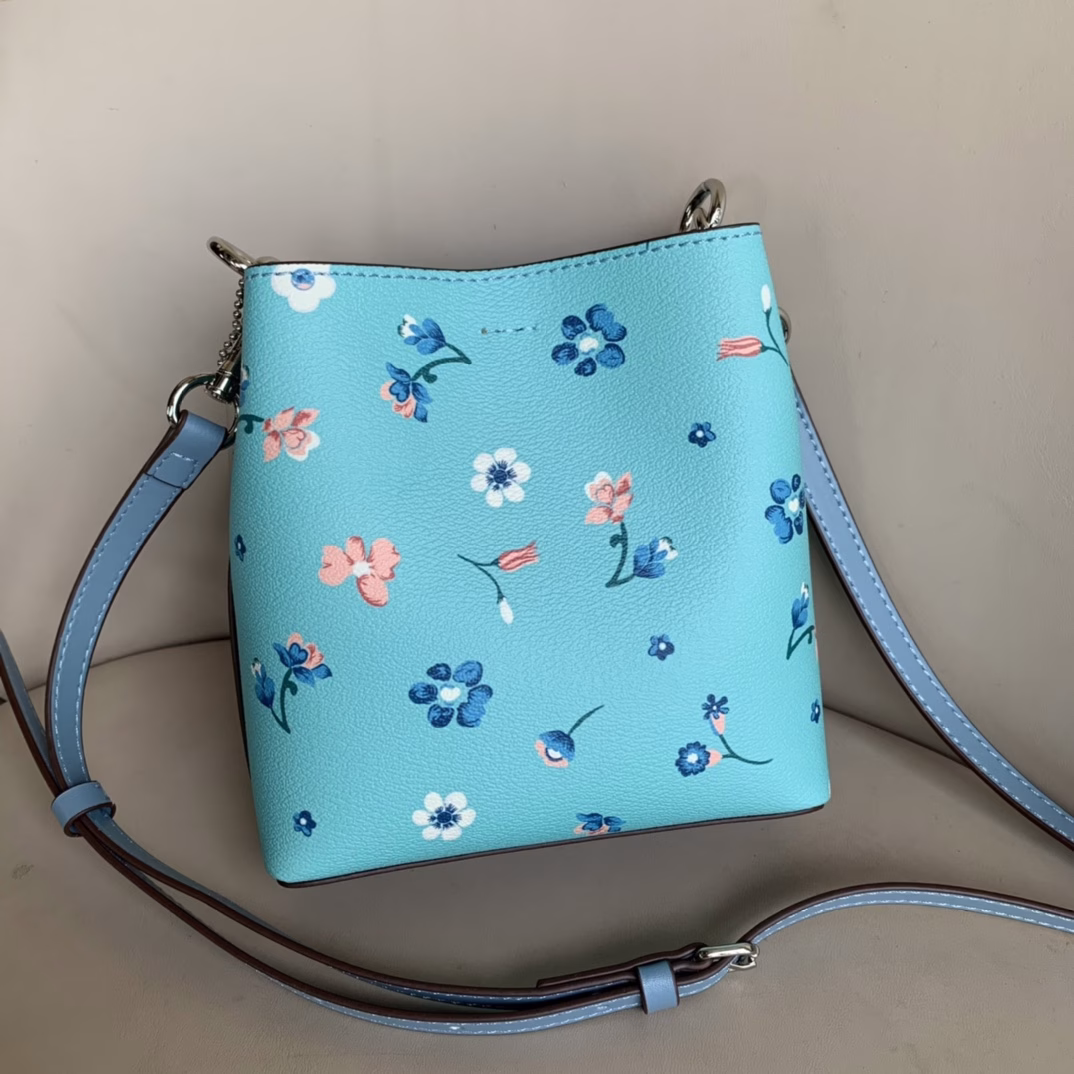 Coach Women's Town Universal Mini Bucket Can be worn crossbody Mysterious floral design is so cute! The appearance is outstanding! The mini size is very suitable for summer and can be worn in various styles, whether casual, ladylike or professional. Street shots and concave shapes are all very good