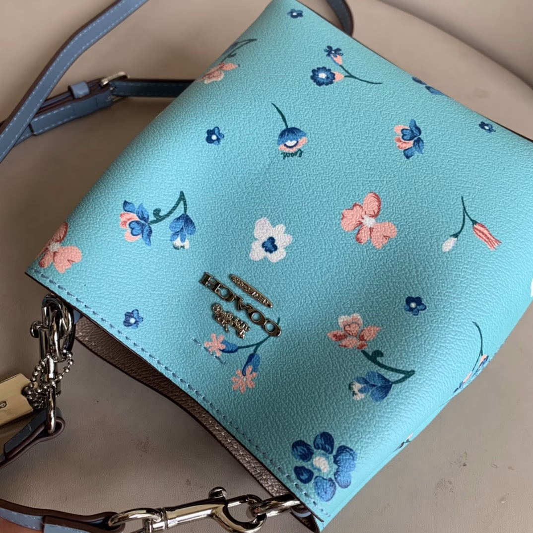 Coach Women's Town Universal Mini Bucket Can be worn crossbody Mysterious floral design is so cute! The appearance is outstanding! The mini size is very suitable for summer and can be worn in various styles, whether casual, ladylike or professional. Street shots and concave shapes are all very good