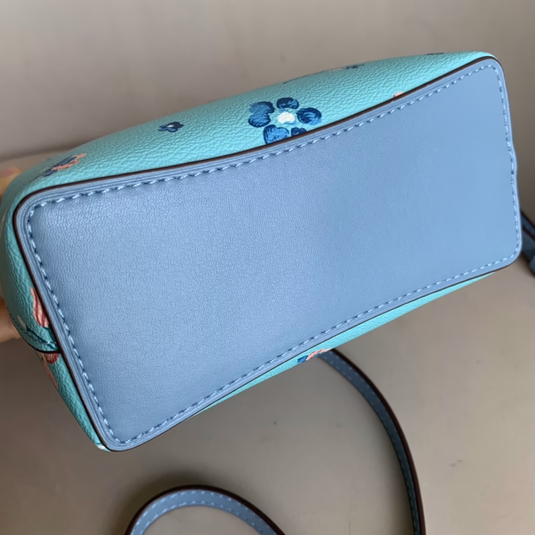 Coach Women's Town Universal Mini Bucket Can be worn crossbody Mysterious floral design is so cute! The appearance is outstanding! The mini size is very suitable for summer and can be worn in various styles, whether casual, ladylike or professional. Street shots and concave shapes are all very good