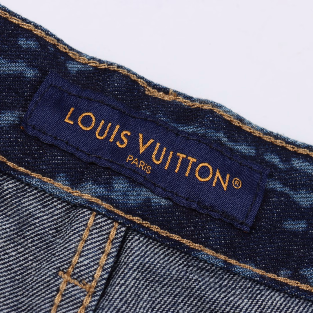 LOUIS VUITTON LV blue laser dark pattern denim shortsOriginal purchase, original material high-end denim fabric uses 480g denim, each piece must be washed, using exquisite special process processing, laser burning process, matched with skateboard pants, to create a graphic overall shape. Breathable and comfortable, YB custom, custom hardware buttons, comparable to the original