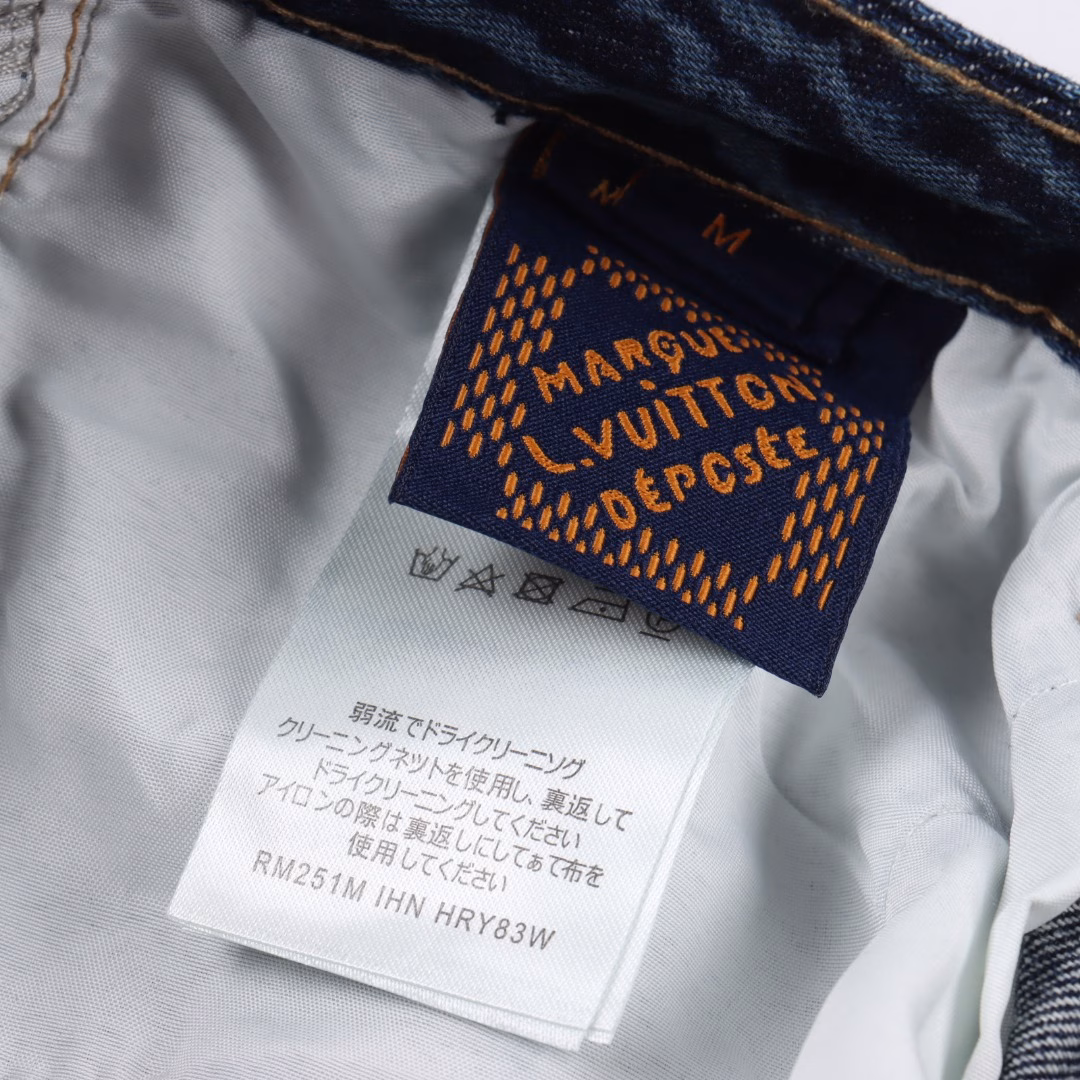 LOUIS VUITTON LV blue laser dark pattern denim shortsOriginal purchase, original material high-end denim fabric uses 480g denim, each piece must be washed, using exquisite special process processing, laser burning process, matched with skateboard pants, to create a graphic overall shape. Breathable and comfortable, YB custom, custom hardware buttons, comparable to the original