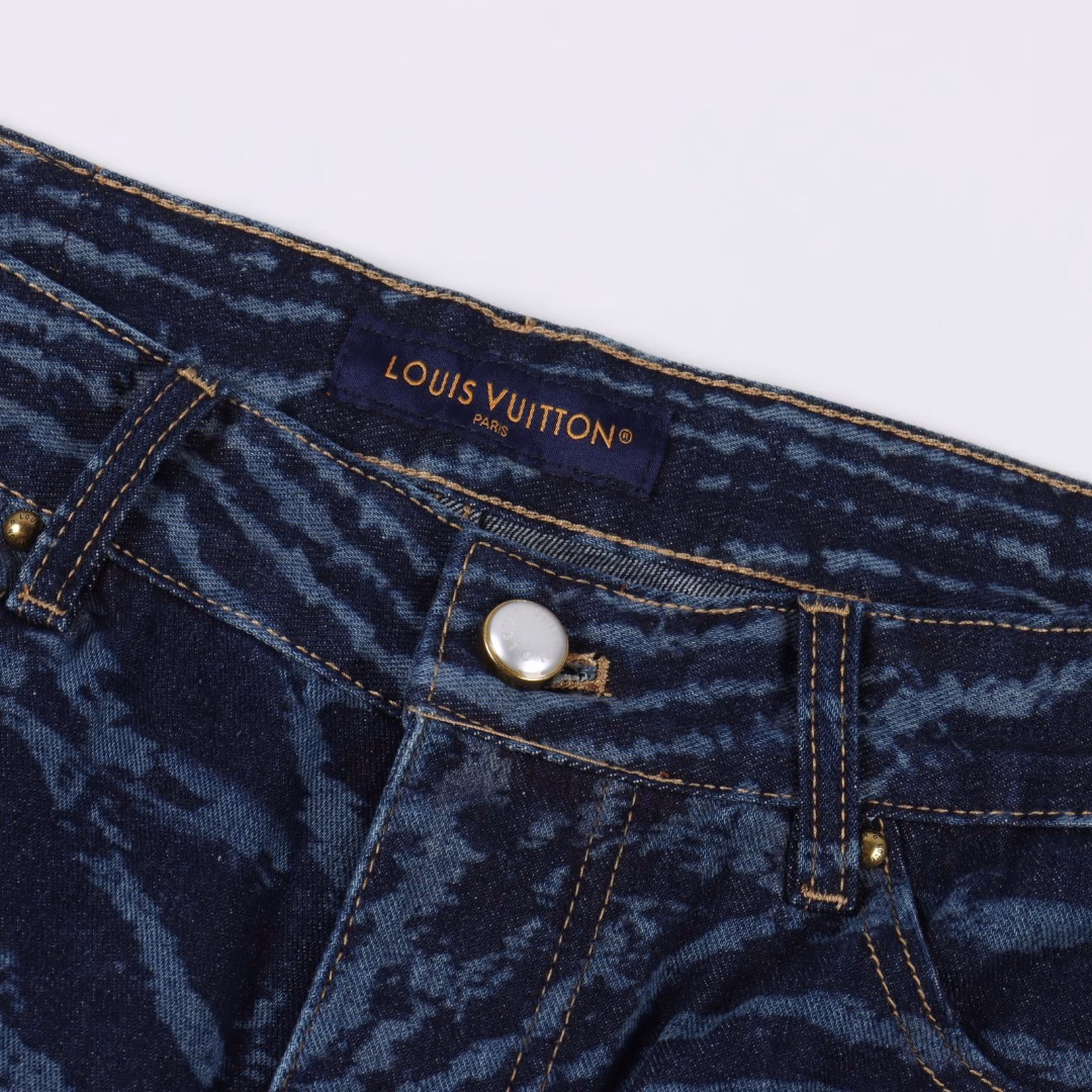 LOUIS VUITTON LV blue laser dark pattern denim shortsOriginal purchase, original material high-end denim fabric uses 480g denim, each piece must be washed, using exquisite special process processing, laser burning process, matched with skateboard pants, to create a graphic overall shape. Breathable and comfortable, YB custom, custom hardware buttons, comparable to the original