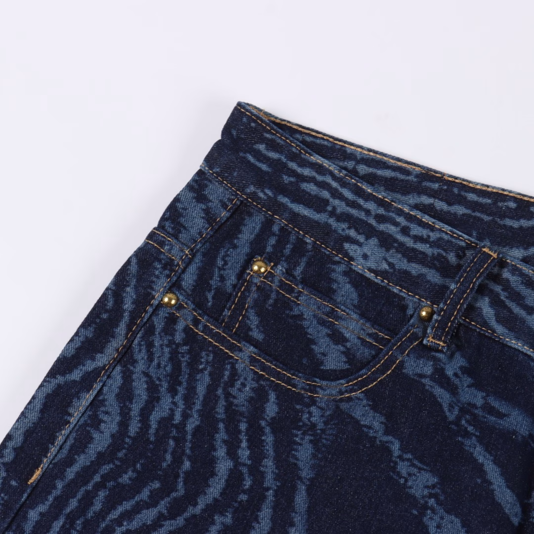 LOUIS VUITTON LV blue laser dark pattern denim shortsOriginal purchase, original material high-end denim fabric uses 480g denim, each piece must be washed, using exquisite special process processing, laser burning process, matched with skateboard pants, to create a graphic overall shape. Breathable and comfortable, YB custom, custom hardware buttons, comparable to the original
