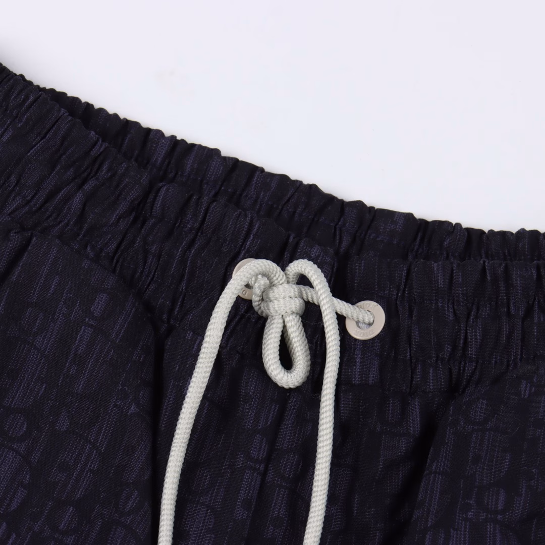 Dior Ribbon Old Flower ShortsThe original version is purchased from the heavyweight whole garment and developed from the raw materials. The highest version is launched on the entire network. Imported raw materials are used for fabric production, and the whole piece is Dr. classic jacquard. The minimum order is 8,000 meters of fabric, which is produced day and night by imported color looms, and the daily output of each machine is only 40 meters. All the materials used for positioning are close to 4 meters. The position spacing of the letter webbing and the weaving effect are completely consistent with the original. The black lining fabric of the whole garment is made of Korean imported lining fabric. The placket zipper is customized with a unified mold, and the pull rail is mechanically pressed with imported environmentally friendly materials. After the lower corner rope is fixed, the through-core dyeing technology is used to fix the dyeing effect. After the pattern is developed and made, computer intelligent cutting is used to increase work efficiency while ensuring the integrity of the pattern. The upper body effect is restored consistently