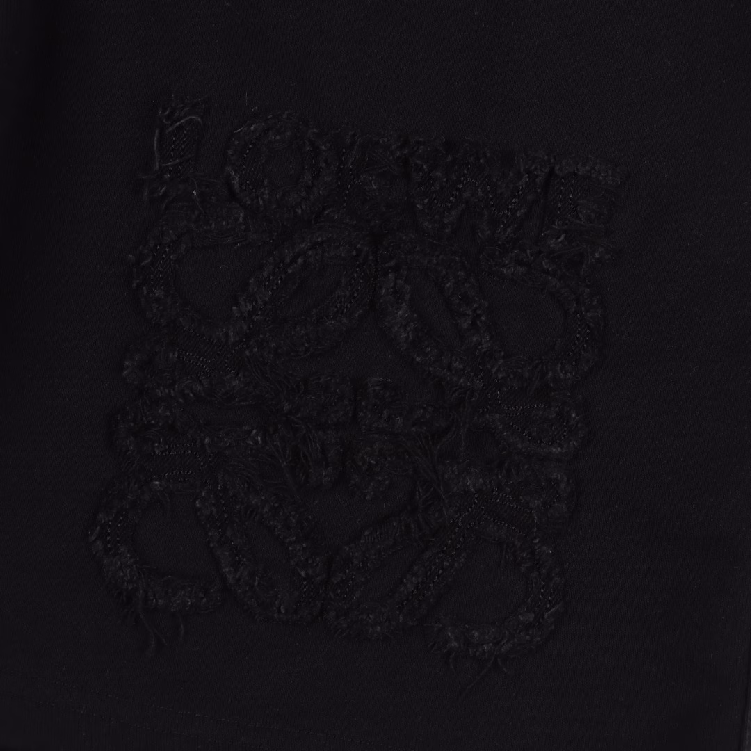 Loewe Embroidered Logo ShortsThe fabric is 360g brushed fabric, which is etched after dyeing. It is treated with silky and ultra-soft treatment compared with the original. The texture of the fabric is clear and obvious, the drape is excellent, and the workmanship is exquisite and meets the export standards. There are 4.5 stitches per centimeter, and each seam is pressed with visible lines. The lines are neat and standard like a ruler. The woven cotton ribbon is tightly woven and soft to the touch. The embroidery process uses a Behringer embroidery machine to make the embroidery color fuller and the embroidery more three-dimensional. The pattern has a good effect on the body. It is the same style for men and women, simple and versatile. It is a heavy-duty item for purchasing and you can compare any quality on the market at will.