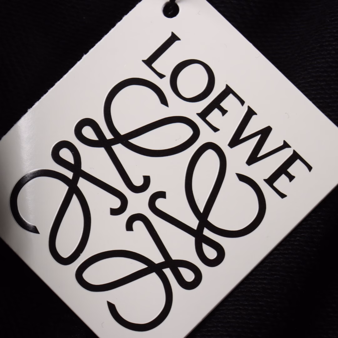 Loewe Embroidered Logo ShortsThe fabric is 360g brushed fabric, which is etched after dyeing. It is treated with silky and ultra-soft treatment compared with the original. The texture of the fabric is clear and obvious, the drape is excellent, and the workmanship is exquisite and meets the export standards. There are 4.5 stitches per centimeter, and each seam is pressed with visible lines. The lines are neat and standard like a ruler. The woven cotton ribbon is tightly woven and soft to the touch. The embroidery process uses a Behringer embroidery machine to make the embroidery color fuller and the embroidery more three-dimensional. The pattern has a good effect on the body. It is the same style for men and women, simple and versatile. It is a heavy-duty item for purchasing and you can compare any quality on the market at will.