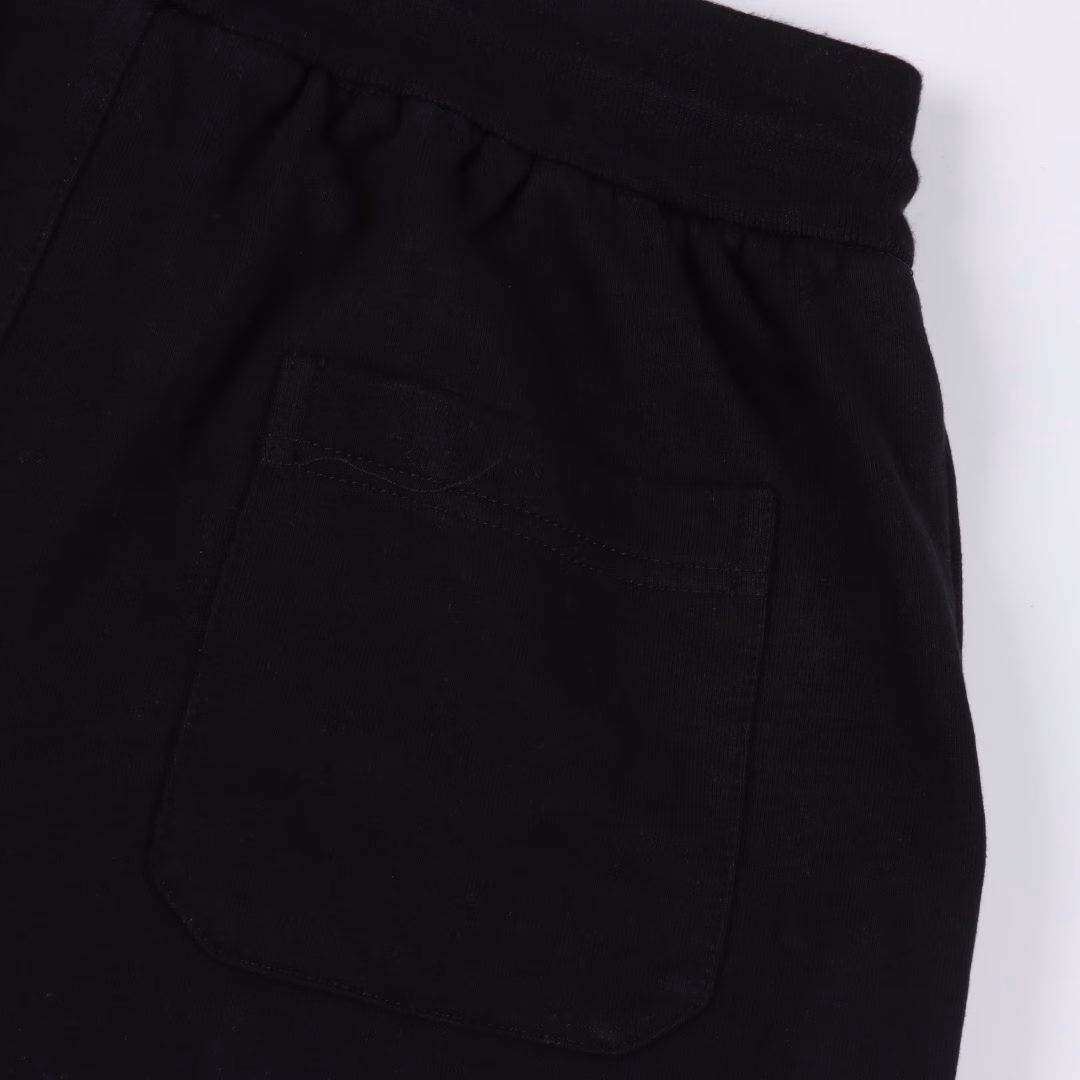 Loewe Embroidered Logo ShortsThe fabric is 360g brushed fabric, which is etched after dyeing. It is treated with silky and ultra-soft treatment compared with the original. The texture of the fabric is clear and obvious, the drape is excellent, and the workmanship is exquisite and meets the export standards. There are 4.5 stitches per centimeter, and each seam is pressed with visible lines. The lines are neat and standard like a ruler. The woven cotton ribbon is tightly woven and soft to the touch. The embroidery process uses a Behringer embroidery machine to make the embroidery color fuller and the embroidery more three-dimensional. The pattern has a good effect on the body. It is the same style for men and women, simple and versatile. It is a heavy-duty item for purchasing and you can compare any quality on the market at will.