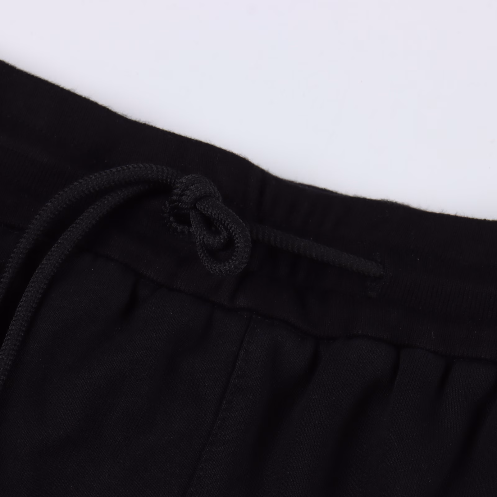 Loewe Embroidered Logo ShortsThe fabric is 360g brushed fabric, which is etched after dyeing. It is treated with silky and ultra-soft treatment compared with the original. The texture of the fabric is clear and obvious, the drape is excellent, and the workmanship is exquisite and meets the export standards. There are 4.5 stitches per centimeter, and each seam is pressed with visible lines. The lines are neat and standard like a ruler. The woven cotton ribbon is tightly woven and soft to the touch. The embroidery process uses a Behringer embroidery machine to make the embroidery color fuller and the embroidery more three-dimensional. The pattern has a good effect on the body. It is the same style for men and women, simple and versatile. It is a heavy-duty item for purchasing and you can compare any quality on the market at will.