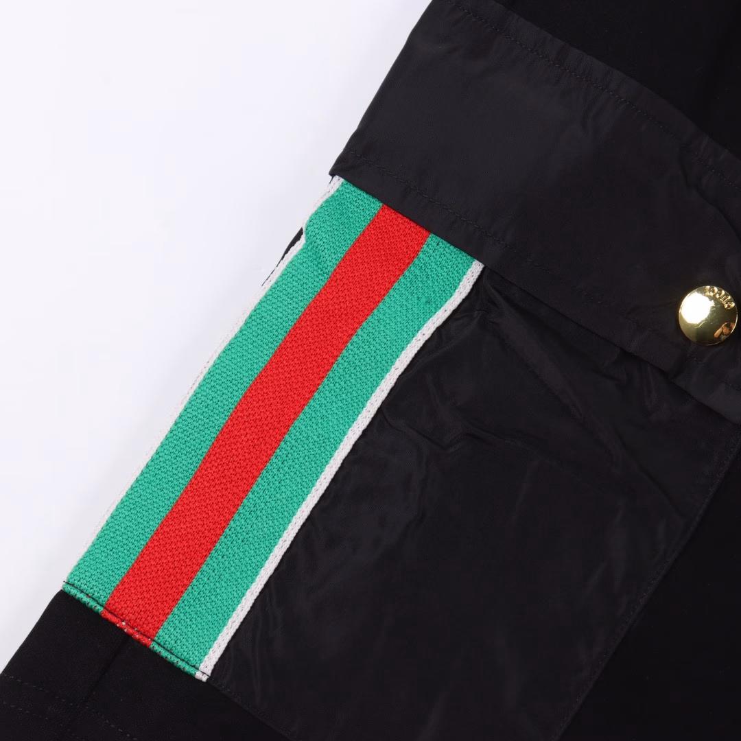 Gucci Red and Green Ribbon Side Pocket Casual ShortsSummer temperament outfit, sincerely recommend this pair of shorts. The color is full of high-end feeling.The upper body is refreshing, clean and simple. You can go out handsomely with a darker T-shirt as an accessory!The customized high-weight knitted terry cotton is carefully made. The fabric is heavy and thick. The dense terry cotton lining is very comfortable next to the body.Dry, breathable and sweat-wicking. It is the most suitable one to cool down in the hot summer. The full print is classic and high-end at a glance.The silver metal hat at the drawstring is all customized and engraved with the logo. The overall simplicity and details are full of loose and casual cutting.