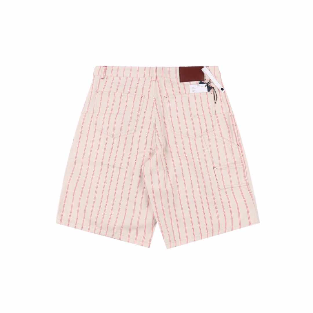 Dior 25ss pocket stripe letter shortsBased on French elegance, the new 25ss is inspired by street style. The classic silhouette is reconstructed with three-dimensional cutting, decorated with pink stripe patterns, single-breasted buttons neatly tighten the body shape, high-grade cotton blended fabric, low-key color interprets the relaxed feeling of wearing, the upper body is low-key and high-end, very beautiful boutique, the sewing machine is firm and tight, and the hidden button closure makes the design more exquisite. Can be worn with daily clothes