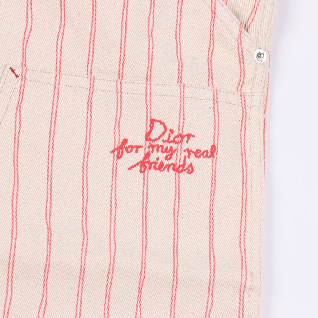Dior 25ss pocket stripe letter shortsBased on French elegance, the new 25ss is inspired by street style. The classic silhouette is reconstructed with three-dimensional cutting, decorated with pink stripe patterns, single-breasted buttons neatly tighten the body shape, high-grade cotton blended fabric, low-key color interprets the relaxed feeling of wearing, the upper body is low-key and high-end, very beautiful boutique, the sewing machine is firm and tight, and the hidden button closure makes the design more exquisite. Can be worn with daily clothes