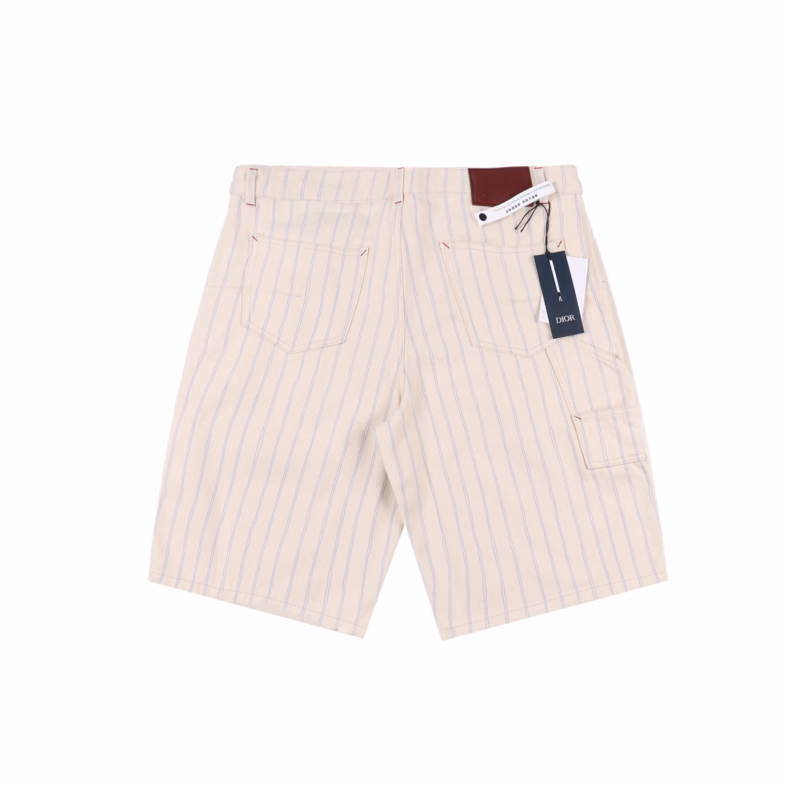 Dior 25ss pocket stripe letter shortsBased on French elegance, the new 25ss is inspired by street style. The classic silhouette is reconstructed with three-dimensional cutting, decorated with pink stripe patterns, single-breasted buttons neatly tighten the body shape, high-grade cotton blended fabric, low-key color interprets the relaxed feeling of wearing, the upper body is low-key and high-end, very beautiful boutique, the sewing machine is firm and tight, and the hidden button closure makes the design more exquisite. Can be worn with daily clothes
