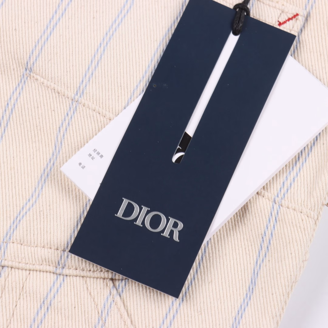 Dior 25ss pocket stripe letter shortsBased on French elegance, the new 25ss is inspired by street style. The classic silhouette is reconstructed with three-dimensional cutting, decorated with pink stripe patterns, single-breasted buttons neatly tighten the body shape, high-grade cotton blended fabric, low-key color interprets the relaxed feeling of wearing, the upper body is low-key and high-end, very beautiful boutique, the sewing machine is firm and tight, and the hidden button closure makes the design more exquisite. Can be worn with daily clothes