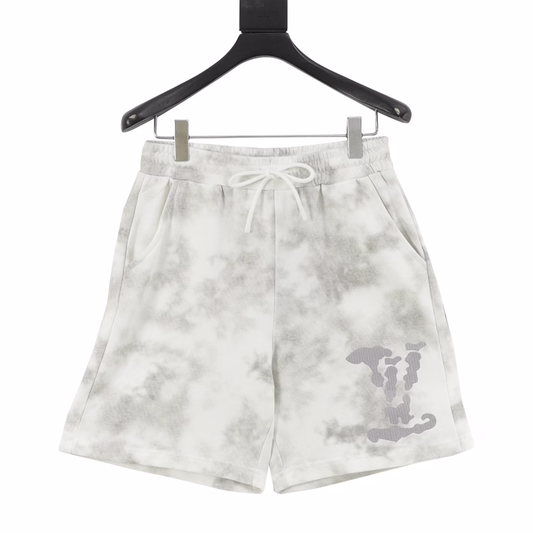Louis Vuitton 25ss Cloud Letter Embroidery Tie-Dye ShortsThe material is made of customized 380g terry fabric, which is etched after custom dyeing. It is treated with silky and ultra-soft treatment compared with the original. The texture of the cloth is clear and obvious, and the drape is excellent. The exquisite workmanship meets the export standards of foreign trade. There are 4.5 stitches per centimeter, and each seam is pressed with visible lines. The lines are neat and standard like a ruler. The woven cotton ribbon is tightly woven and soft to the touch. The embroidery process uses a Behringer embroidery machine to make the embroidery color fuller and the embroidery more three-dimensional. The version has a good effect on the body. It is the same style for men and women, simple and versatile. It is a heavy-duty item for purchasing, and you can compare any quality on the market at will!