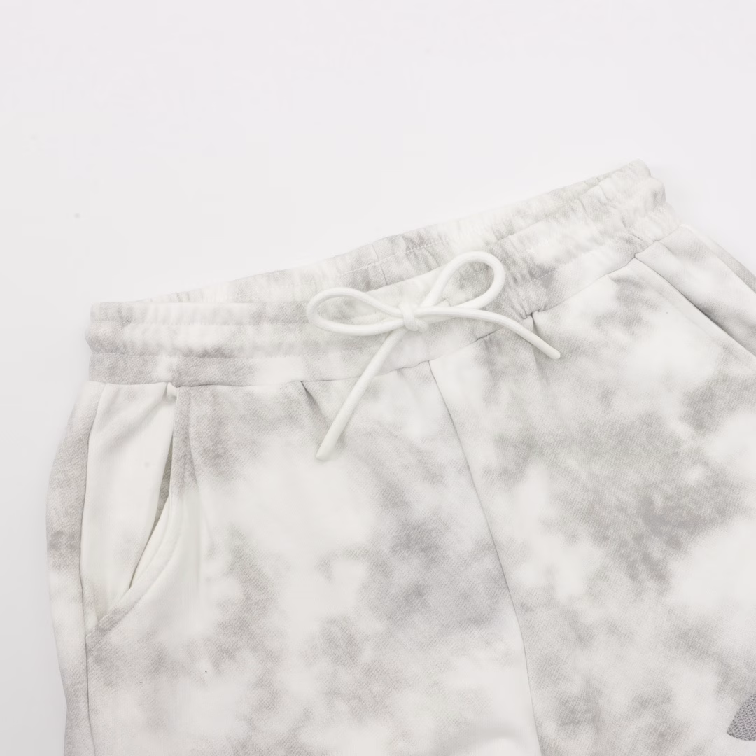 Louis Vuitton 25ss Cloud Letter Embroidery Tie-Dye ShortsThe material is made of customized 380g terry fabric, which is etched after custom dyeing. It is treated with silky and ultra-soft treatment compared with the original. The texture of the cloth is clear and obvious, and the drape is excellent. The exquisite workmanship meets the export standards of foreign trade. There are 4.5 stitches per centimeter, and each seam is pressed with visible lines. The lines are neat and standard like a ruler. The woven cotton ribbon is tightly woven and soft to the touch. The embroidery process uses a Behringer embroidery machine to make the embroidery color fuller and the embroidery more three-dimensional. The version has a good effect on the body. It is the same style for men and women, simple and versatile. It is a heavy-duty item for purchasing, and you can compare any quality on the market at will!