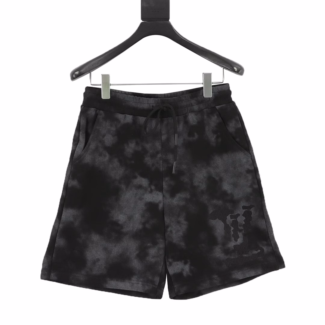 Louis Vuitton 25ss Cloud Letter Embroidery Tie-Dye ShortsThe material is made of customized 380g terry fabric, which is etched after custom dyeing. It is treated with silky and ultra-soft treatment compared with the original. The texture of the cloth is clear and obvious, and the drape is excellent. The exquisite workmanship meets the export standards of foreign trade. There are 4.5 stitches per centimeter, and each seam is pressed with visible lines. The lines are neat and standard like a ruler. The woven cotton ribbon is tightly woven and soft to the touch. The embroidery process uses a Behringer embroidery machine to make the embroidery color fuller and the embroidery more three-dimensional. The version has a good effect on the body. It is the same style for men and women, simple and versatile. It is a heavy-duty item for purchasing, and you can compare any quality on the market at will!