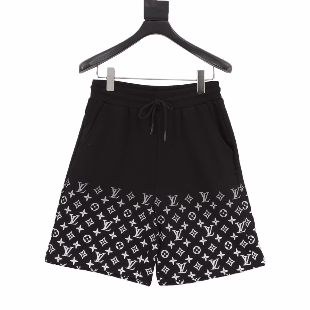 Louis Vuitton 25ss half-width monogram print shortsThe fabric is a customized 380g washed pure cotton terry fabric with a comfortable feel. It uses handmade screen printing technology, no fear of peeling, and the upper body is silky and breathable. Infrared positioning cutting, overalls design, and an invincible and versatile upper body. All details are customized and developed, and all hardware accessories are restored to ZP.