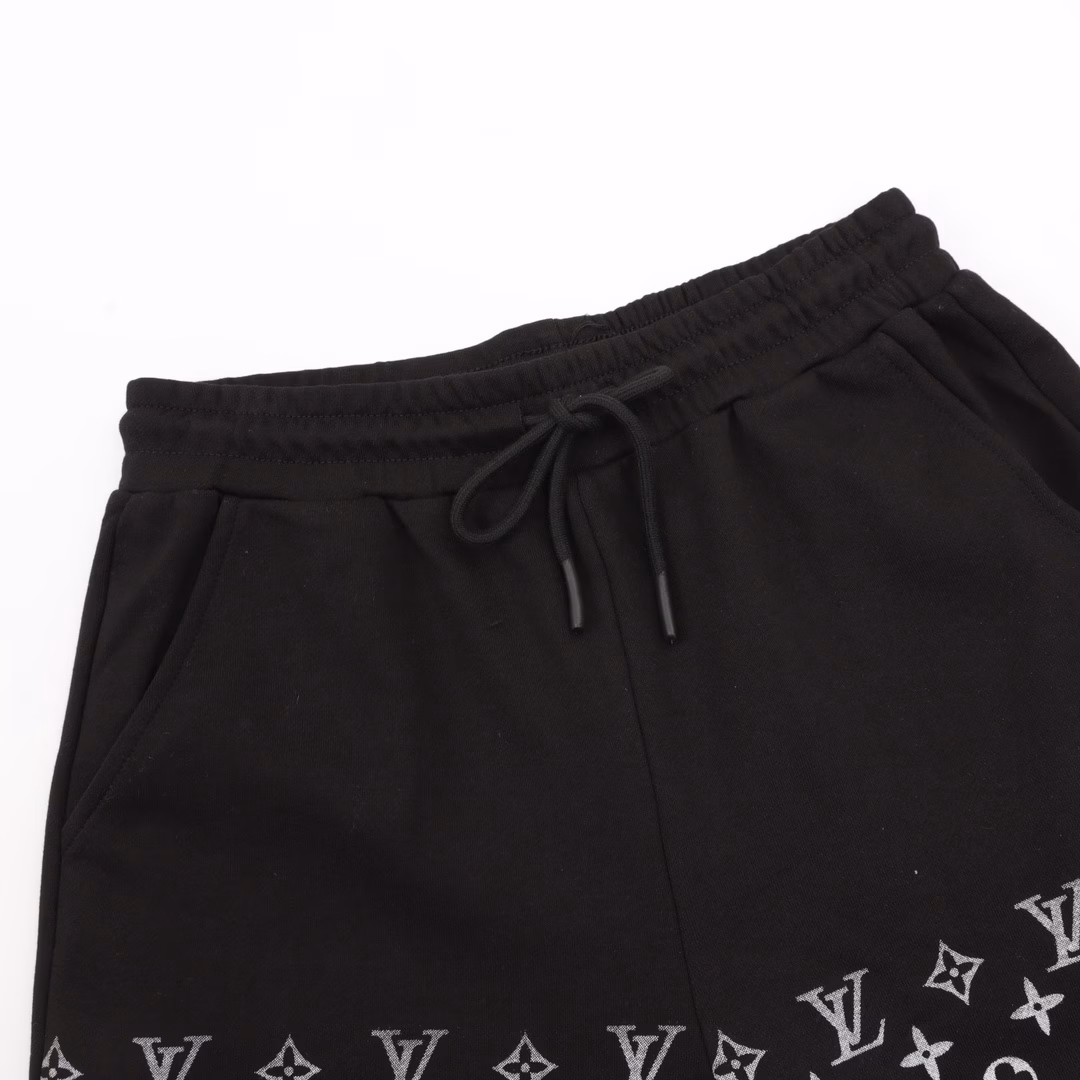 Louis Vuitton 25ss half-width monogram print shortsThe fabric is a customized 380g washed pure cotton terry fabric with a comfortable feel. It uses handmade screen printing technology, no fear of peeling, and the upper body is silky and breathable. Infrared positioning cutting, overalls design, and an invincible and versatile upper body. All details are customized and developed, and all hardware accessories are restored to ZP.