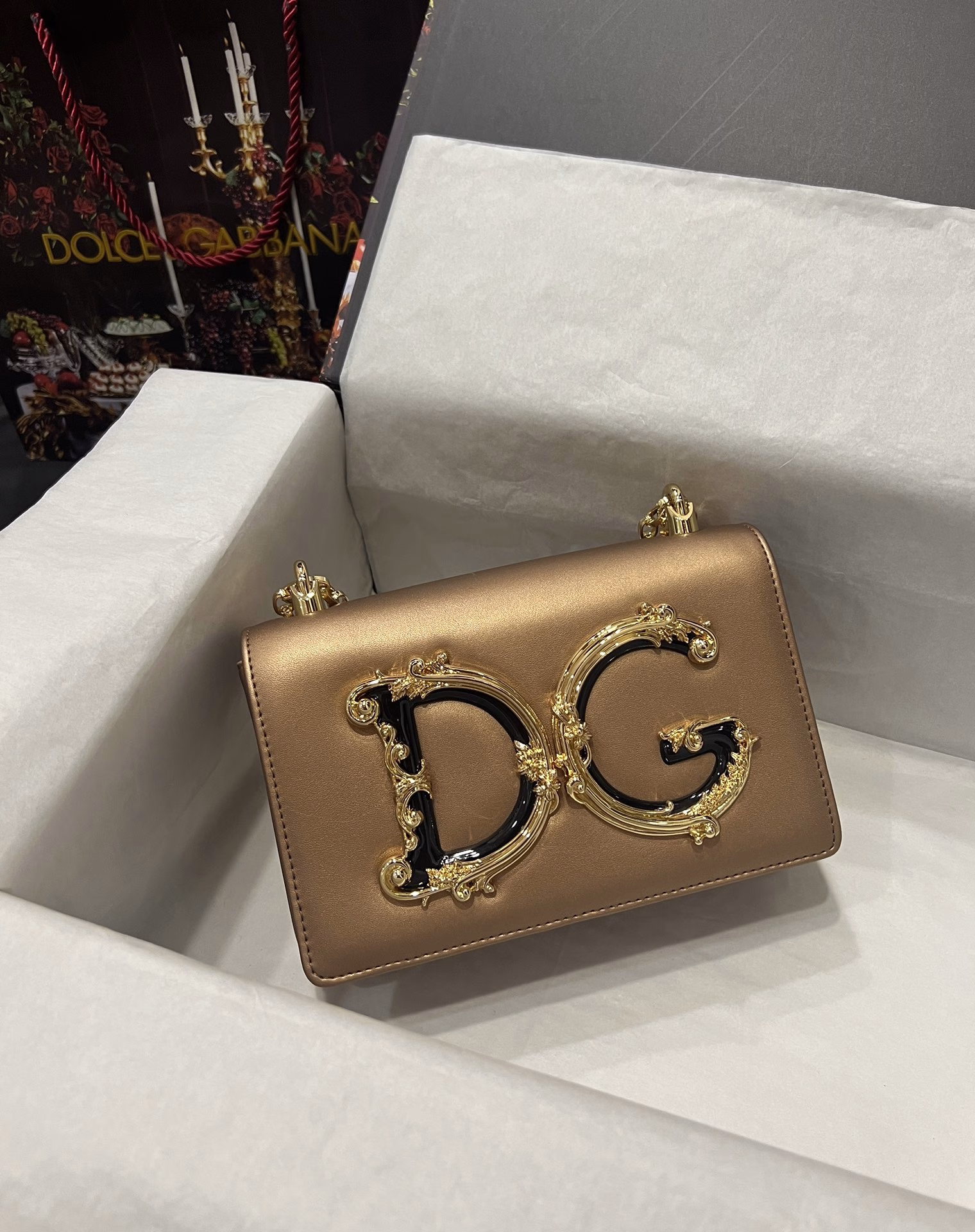 Top-grade original Dolce & Gabbana Made of imported raw materials, the front is decorated with a resin-plated gold DG logo 👑The front flap is opened and closed with a hidden magnetic buckle, fixed with a ruthenium-plated chain, and a metal logo plaque inside