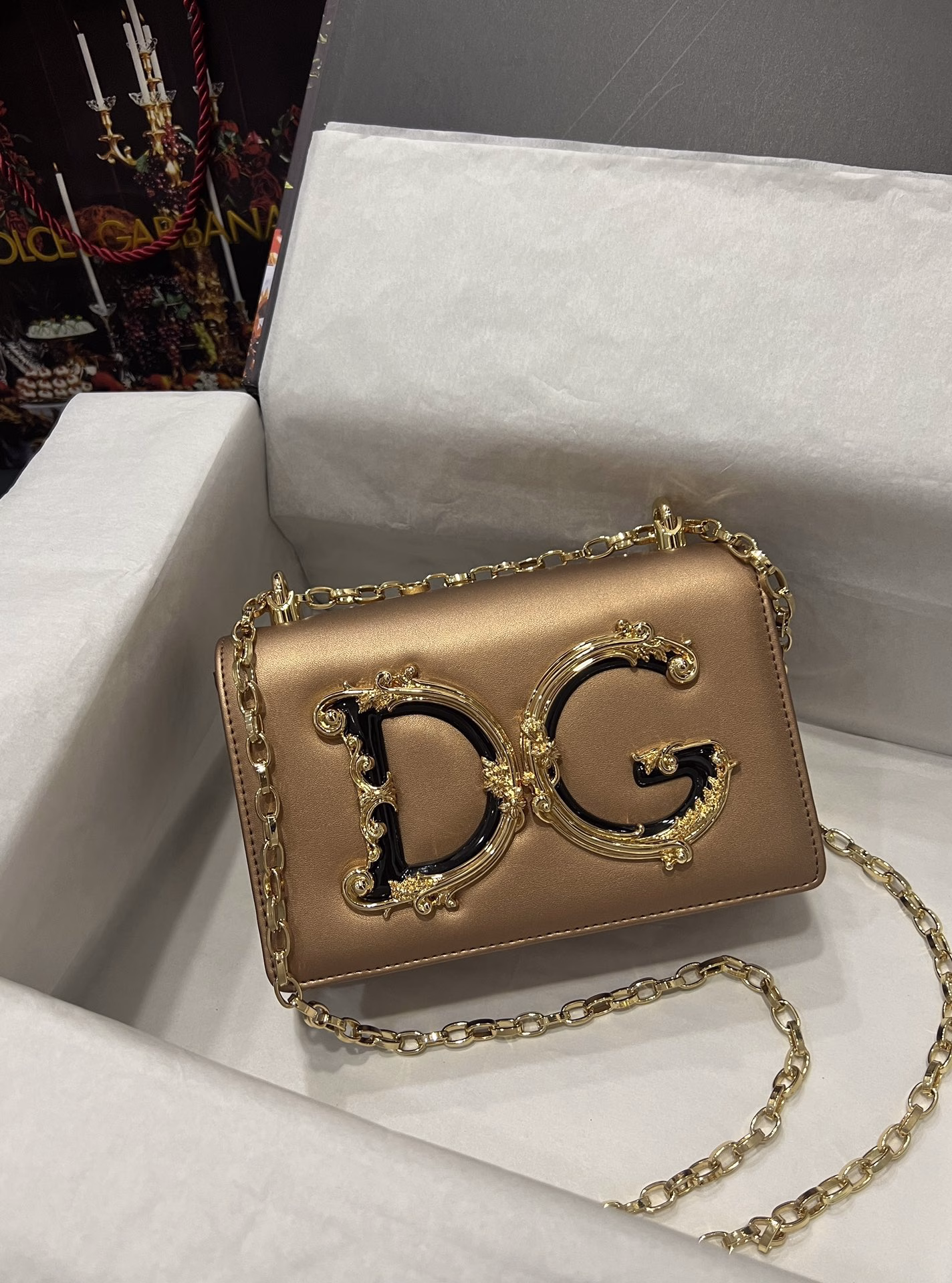 Top-grade original Dolce & Gabbana Made of imported raw materials, the front is decorated with a resin-plated gold DG logo 👑The front flap is opened and closed with a hidden magnetic buckle, fixed with a ruthenium-plated chain, and a metal logo plaque inside
