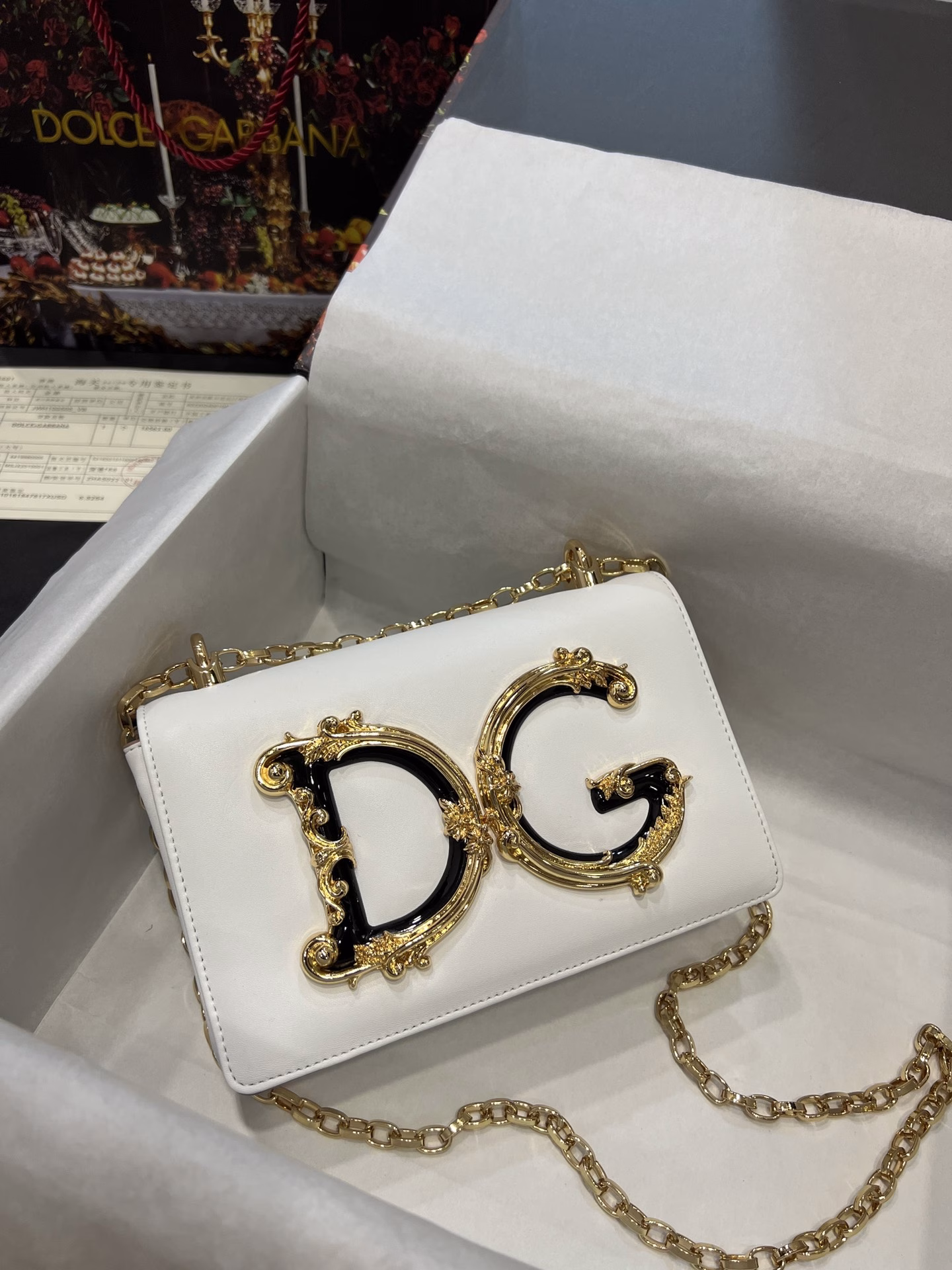 Top-grade original Dolce & Gabbana Made of imported raw materials, the front is decorated with a resin-plated gold DG logo 👑The front flap is opened and closed with a hidden magnetic buckle, fixed with a ruthenium-plated chain, and a metal logo plaque inside