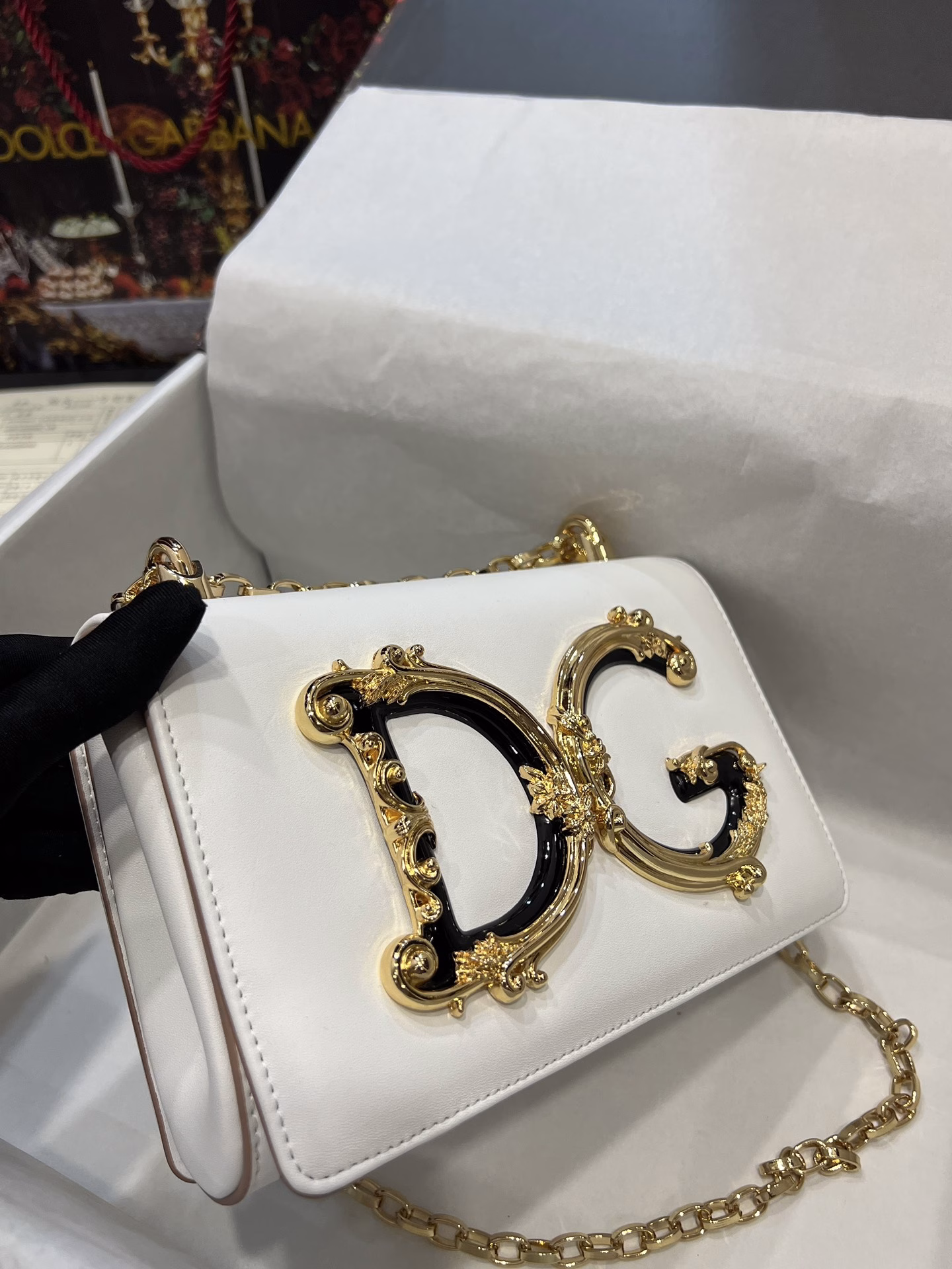 Top-grade original Dolce & Gabbana Made of imported raw materials, the front is decorated with a resin-plated gold DG logo 👑The front flap is opened and closed with a hidden magnetic buckle, fixed with a ruthenium-plated chain, and a metal logo plaque inside