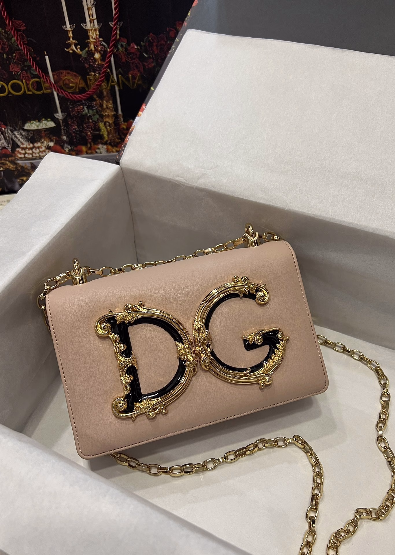 Top-grade original Dolce & Gabbana Made of imported raw materials, the front is decorated with a resin-plated gold DG logo 👑The front flap is opened and closed with a hidden magnetic buckle, fixed with a ruthenium-plated chain, and a metal logo plaque inside
