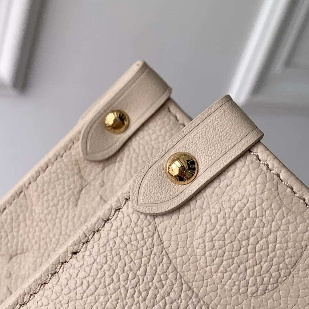 This OnTheGo Medium Bag is made of Epi leather with a Monogram pattern and shiny hardware. It has a spacious interior with multiple pockets that can easily accommodate a laptop and a large phone, making it a great choice for daily commuting and weekend trips.