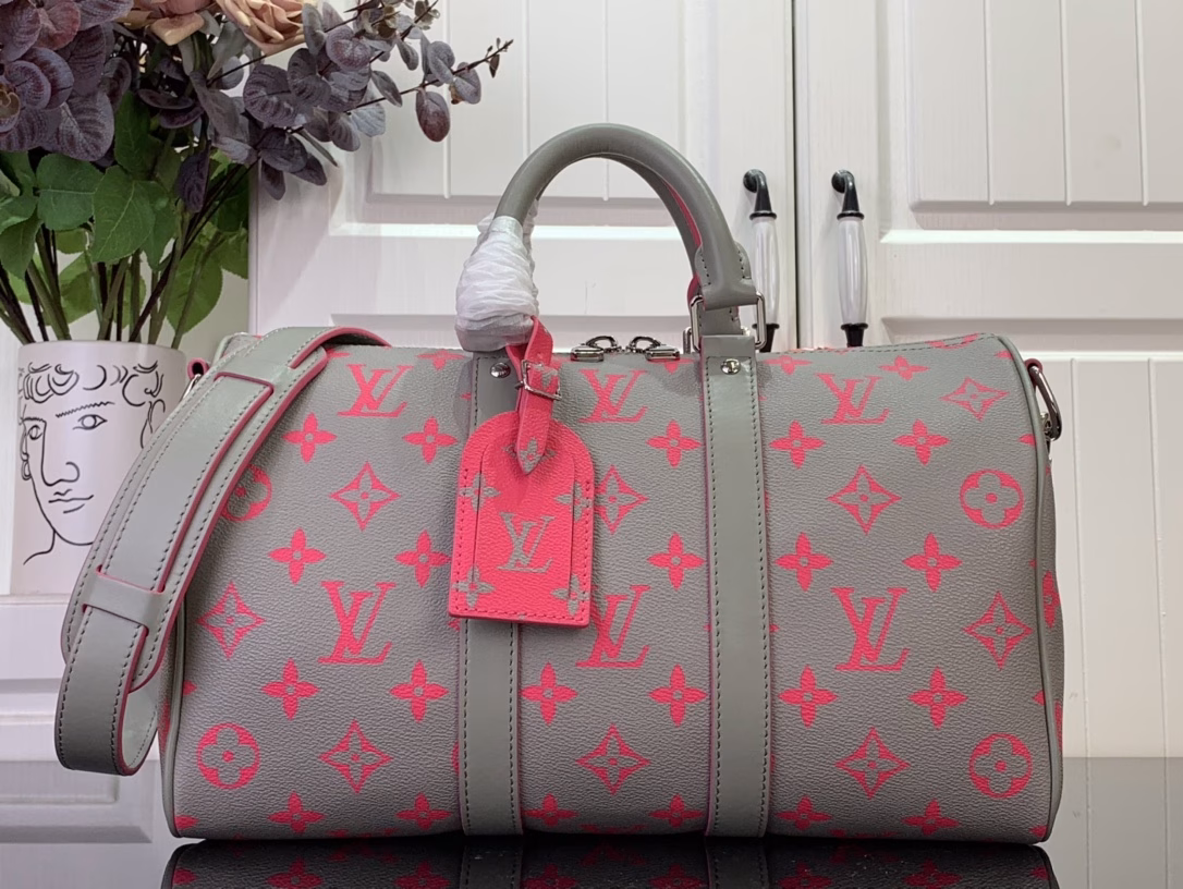 The medium Keepall Bandoulière 35 bag is made of Monogram Glow canvas with leather trim. The bright color combination enhances the Keepall's classic design, while the interior brings a printed fabric lining and double pockets. It can be carried with the hand strap or the removable and adjustable strap.