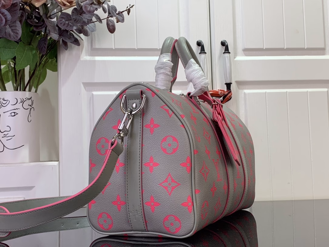 The medium Keepall Bandoulière 35 bag is made of Monogram Glow canvas with leather trim. The bright color combination enhances the Keepall's classic design, while the interior brings a printed fabric lining and double pockets. It can be carried with the hand strap or the removable and adjustable strap.