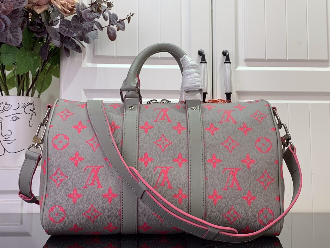 The medium Keepall Bandoulière 35 bag is made of Monogram Glow canvas with leather trim. The bright color combination enhances the Keepall's classic design, while the interior brings a printed fabric lining and double pockets. It can be carried with the hand strap or the removable and adjustable strap.